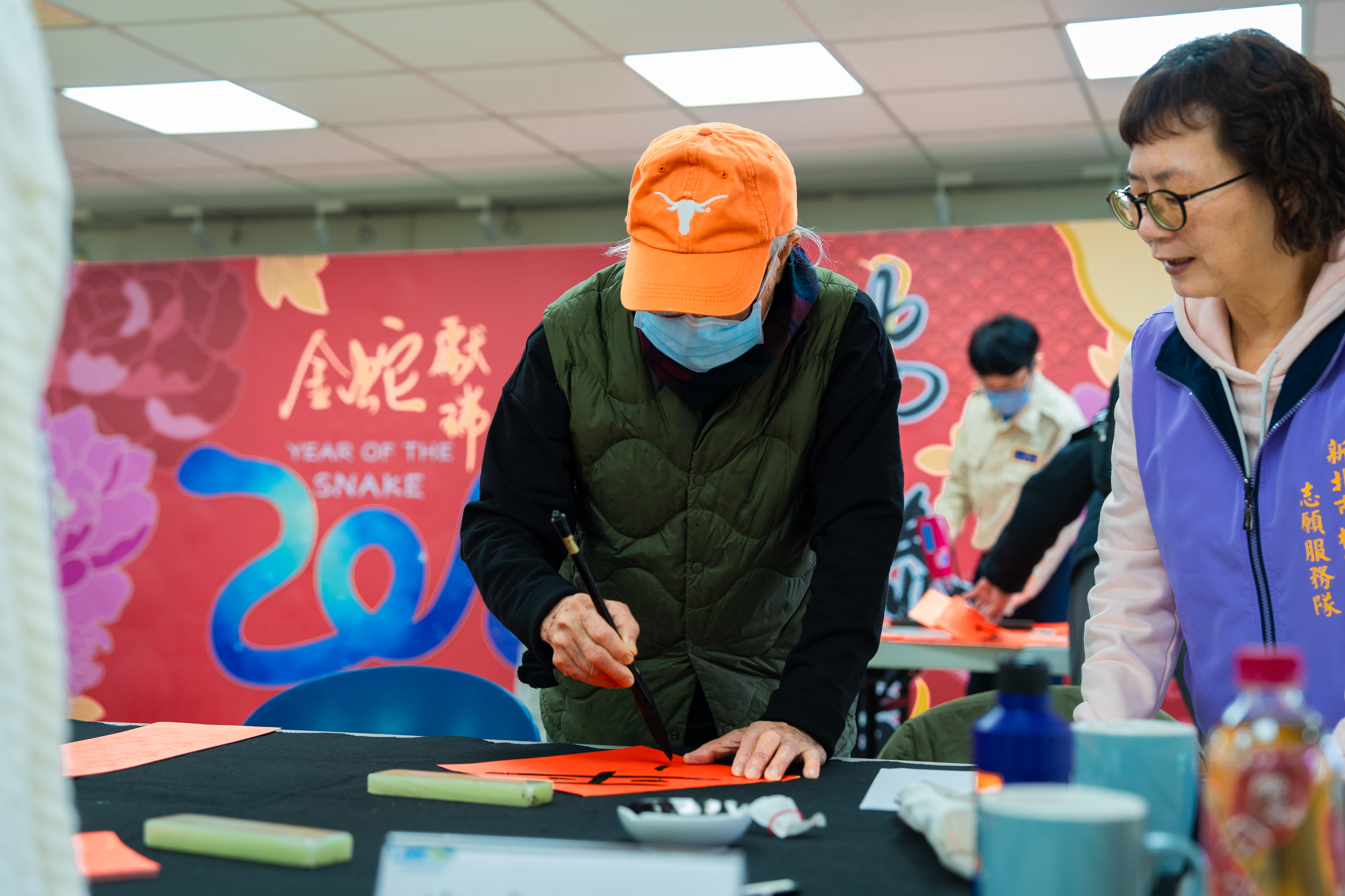 03.林口在地人瑞沈軏先生特別於首場共同揮毫，歡慶馬年