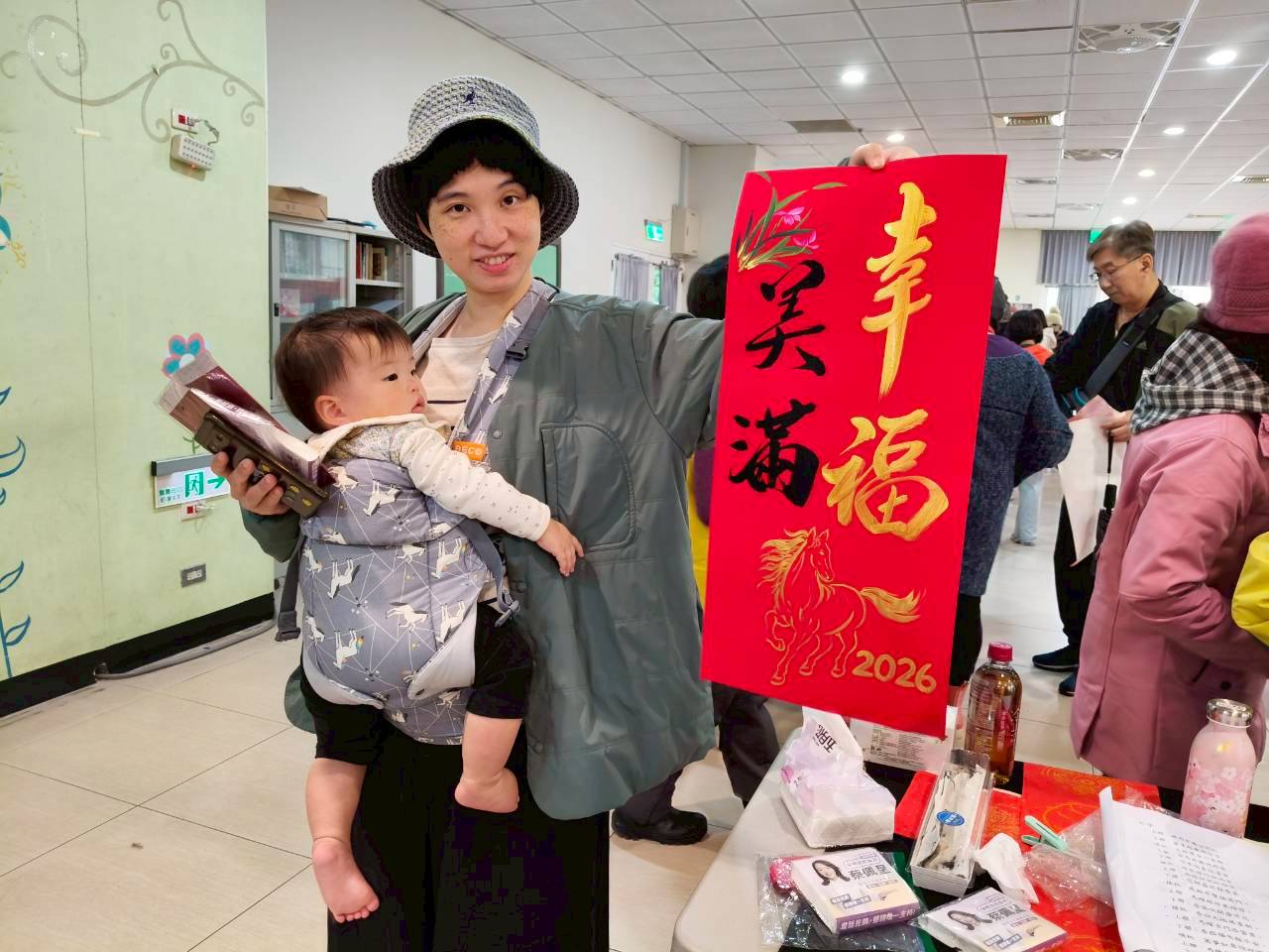 04.「南勢活動中心」場次貼近民生住宅區，有許多親子家庭到場共歡拿取春聯