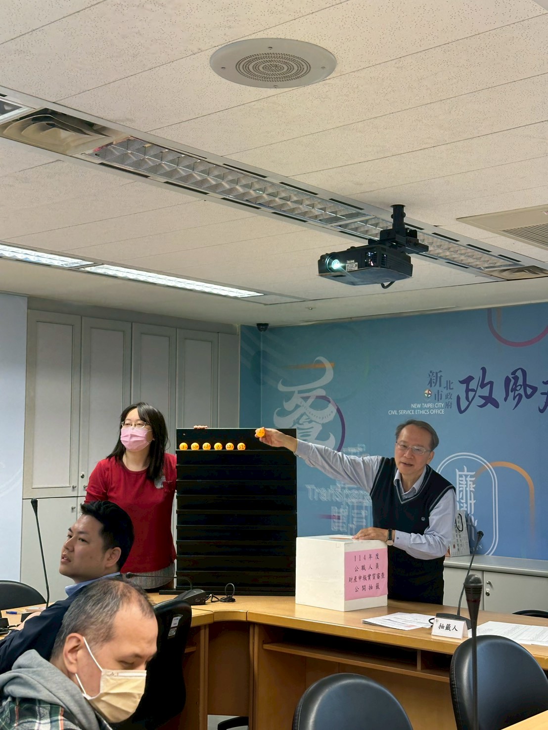 財產申報實質審核公開抽籤活動由副處長王文清主持