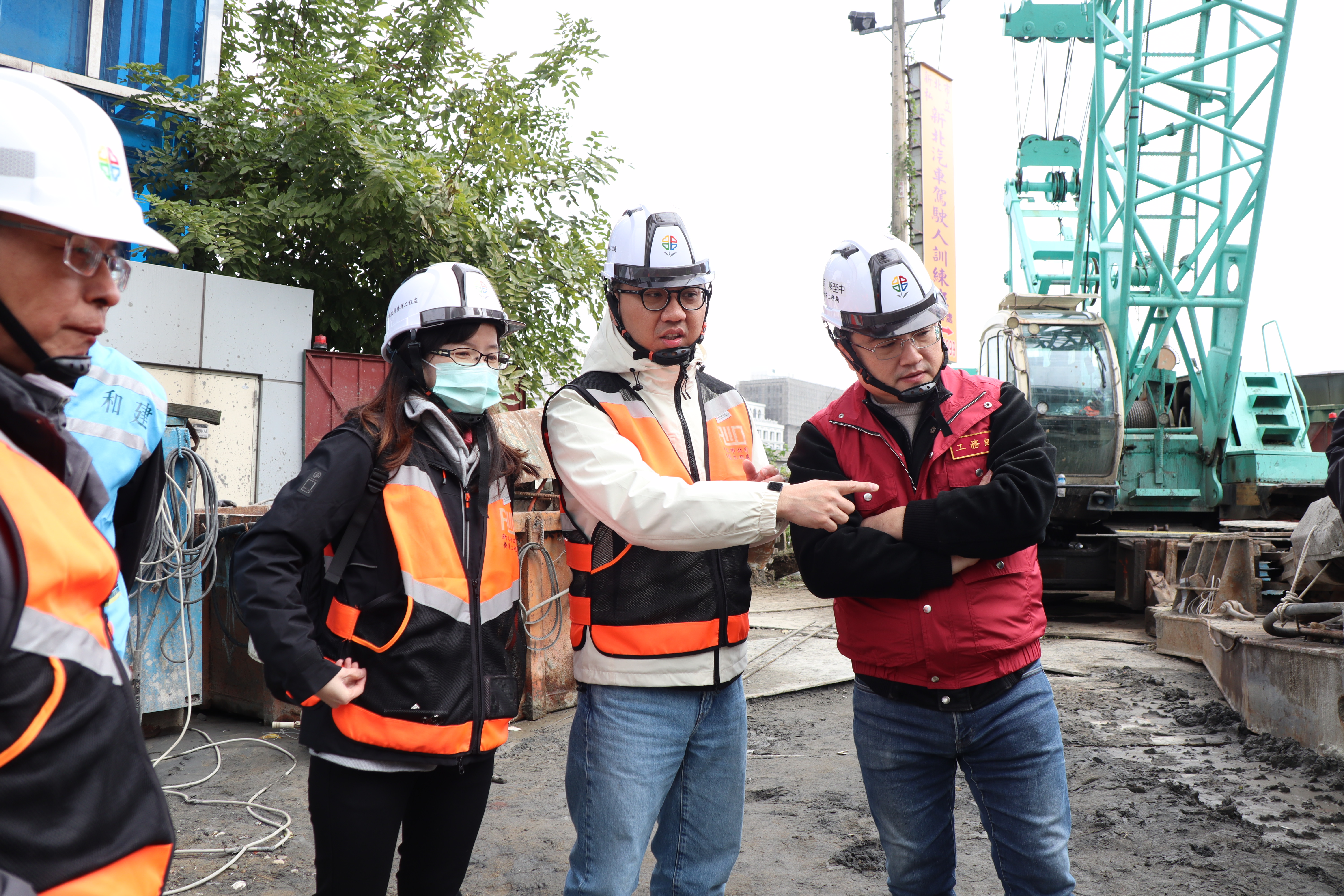 工務局總工程司楊至中(右起)、養工處副總工程司黃柏升等人在場緊盯搶修進度。