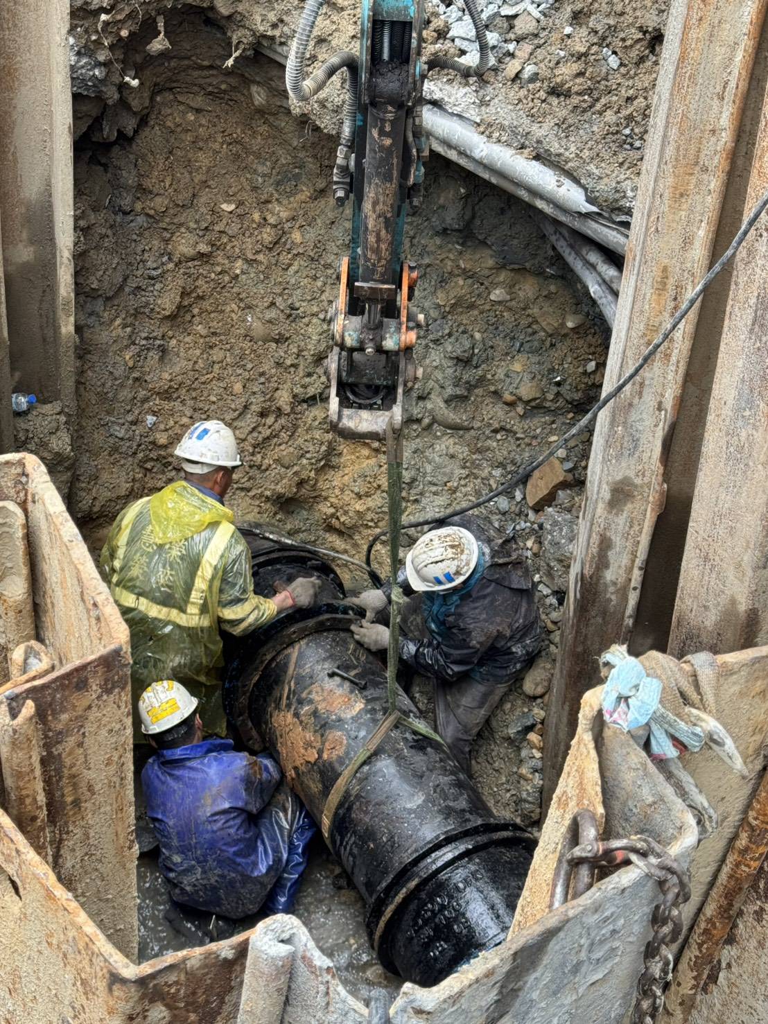 市府與自來水公司全力搶修，今日切除破損斷管並完成更換新管作業，提前於中午完成修復並恢復正常供水。