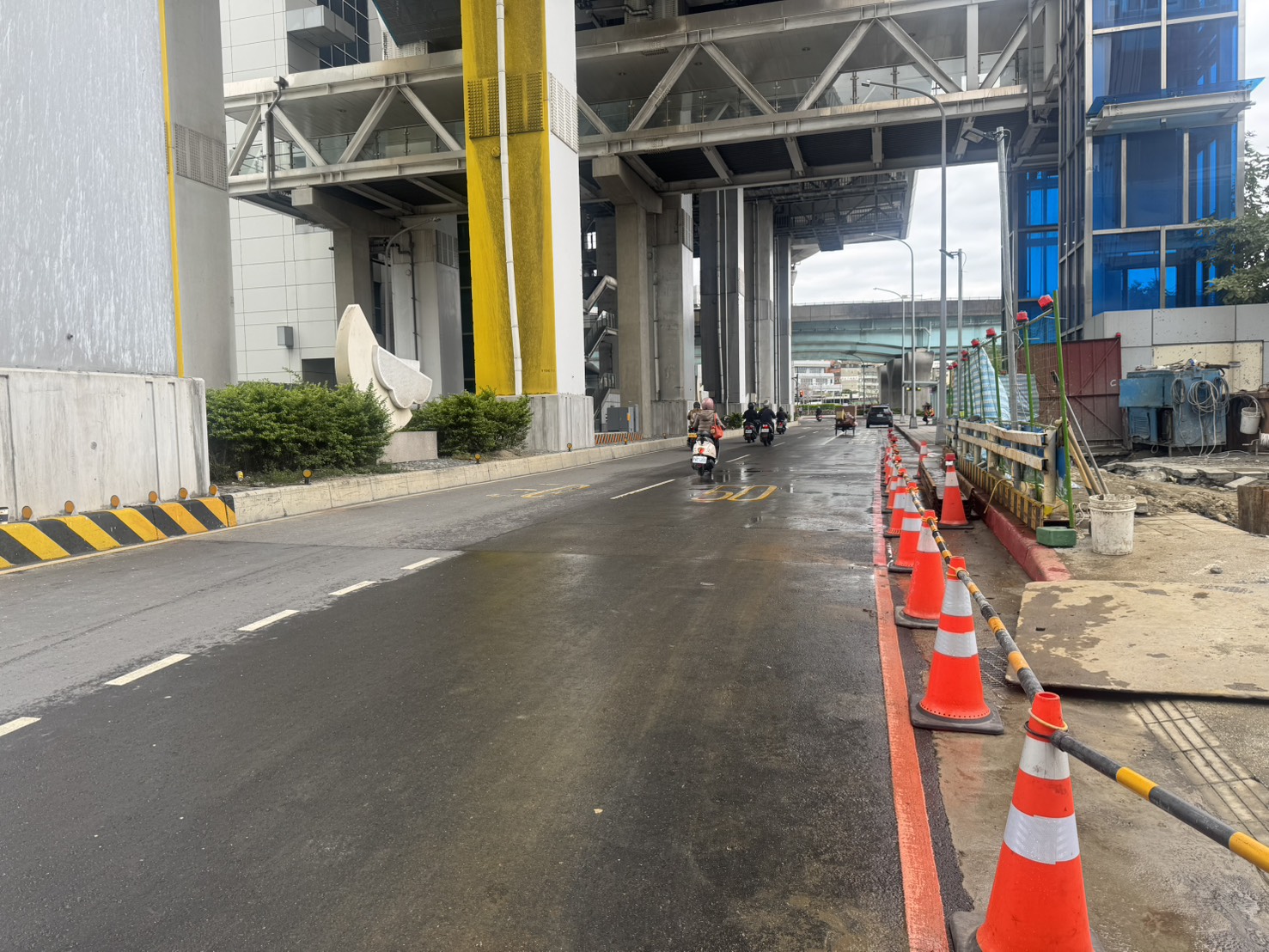 市府徹夜搶修與提前部署交通疏導，完成清整路面後，五工路於今日中午1時全線恢復通行。