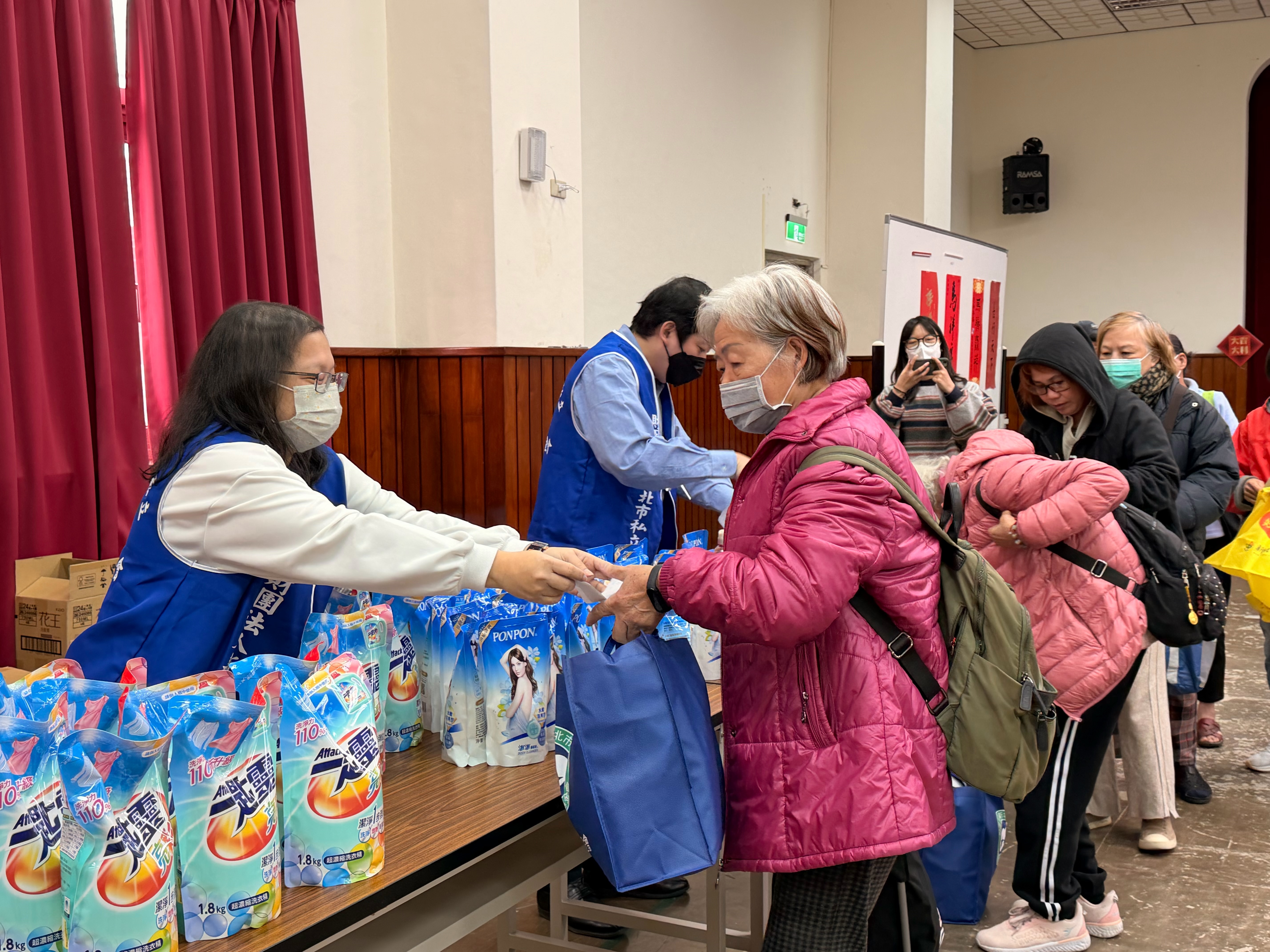 文豪社會福利基金會企業志工協助發放物資