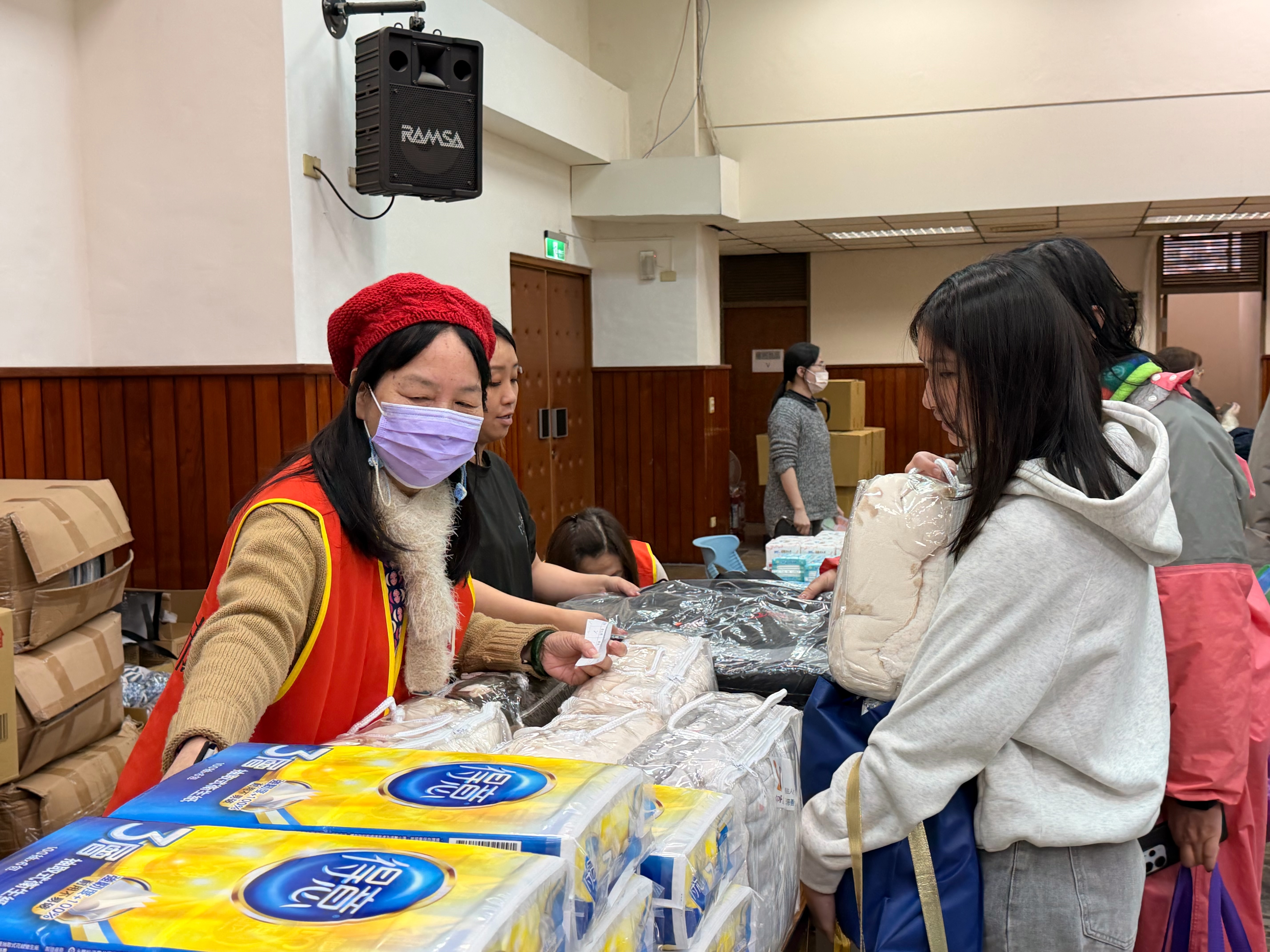 三重社福中心媒合多個民間單位，於現場提供年菜、保暖衣物及生活用品