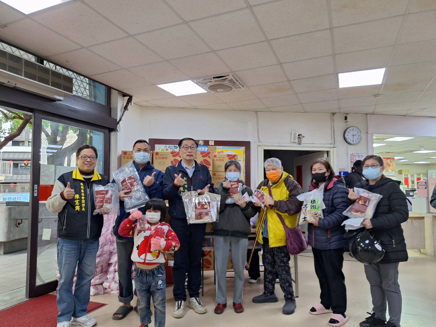 1.板橋區公所攜手大觀書社發送年菜關懷弱勢家庭