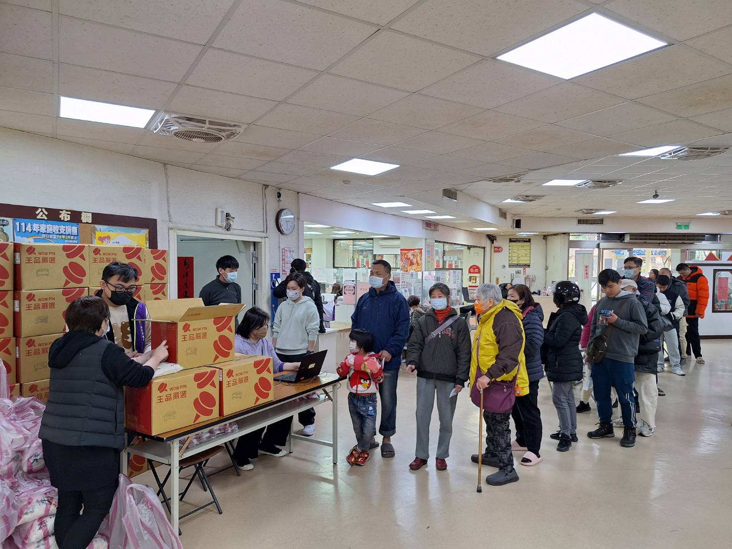 2.板橋區公所發放弱勢家庭年菜現場情形