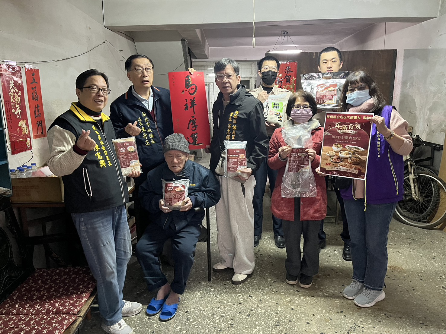 4.板橋區公所及振義里里長(中)攜手大觀書社送年菜關懷獨居長者莊老伯伯(左3)