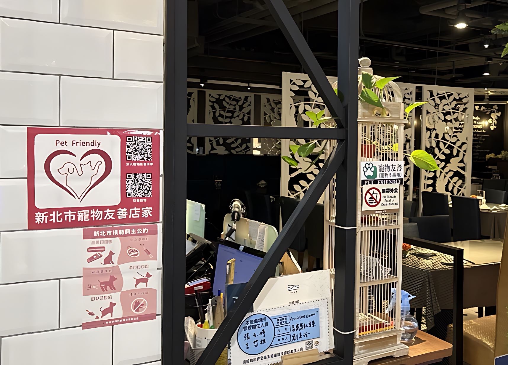  寵物友善店家外有標示，動保處官網也可以查詢店家地圖
