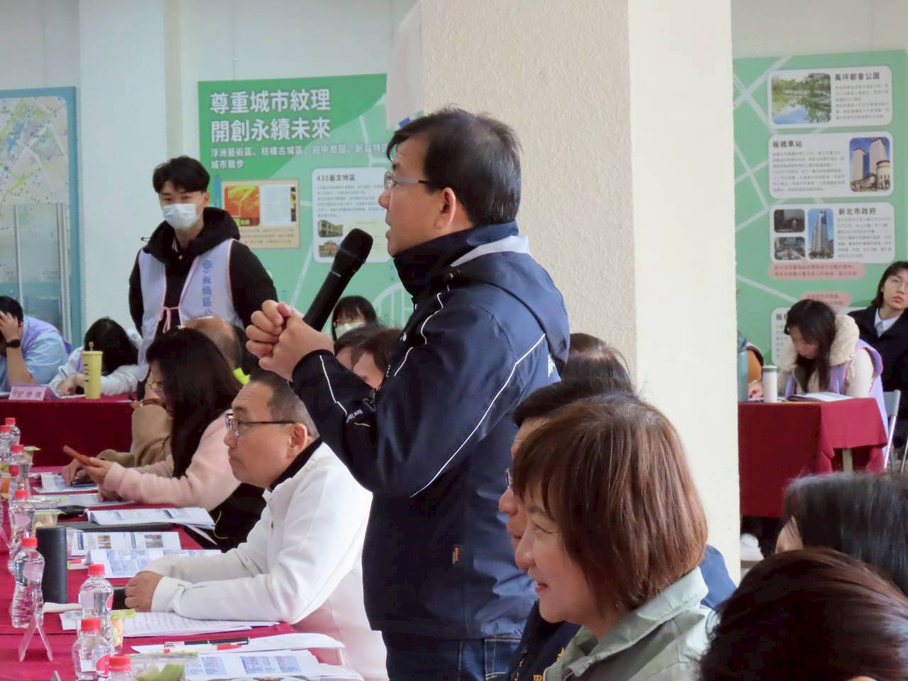 民政局長林耀長於會中針對殯葬議題做出回應。