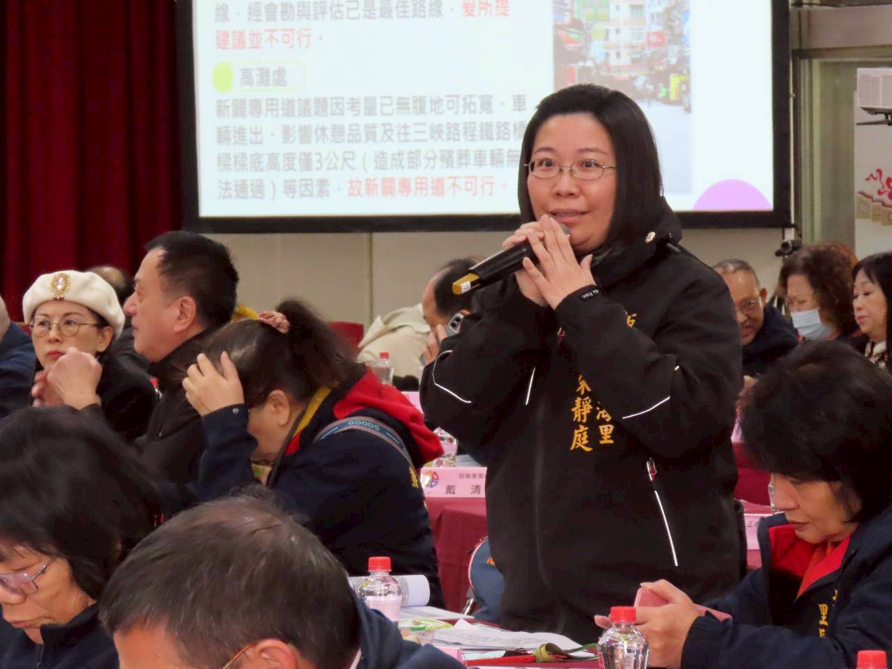 新海里長宋靜庭反應里民住居與環境議題。