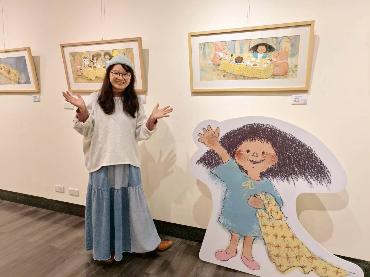 繪本作家葉曼玲與《誰要來喝下午茶？》作品合影。