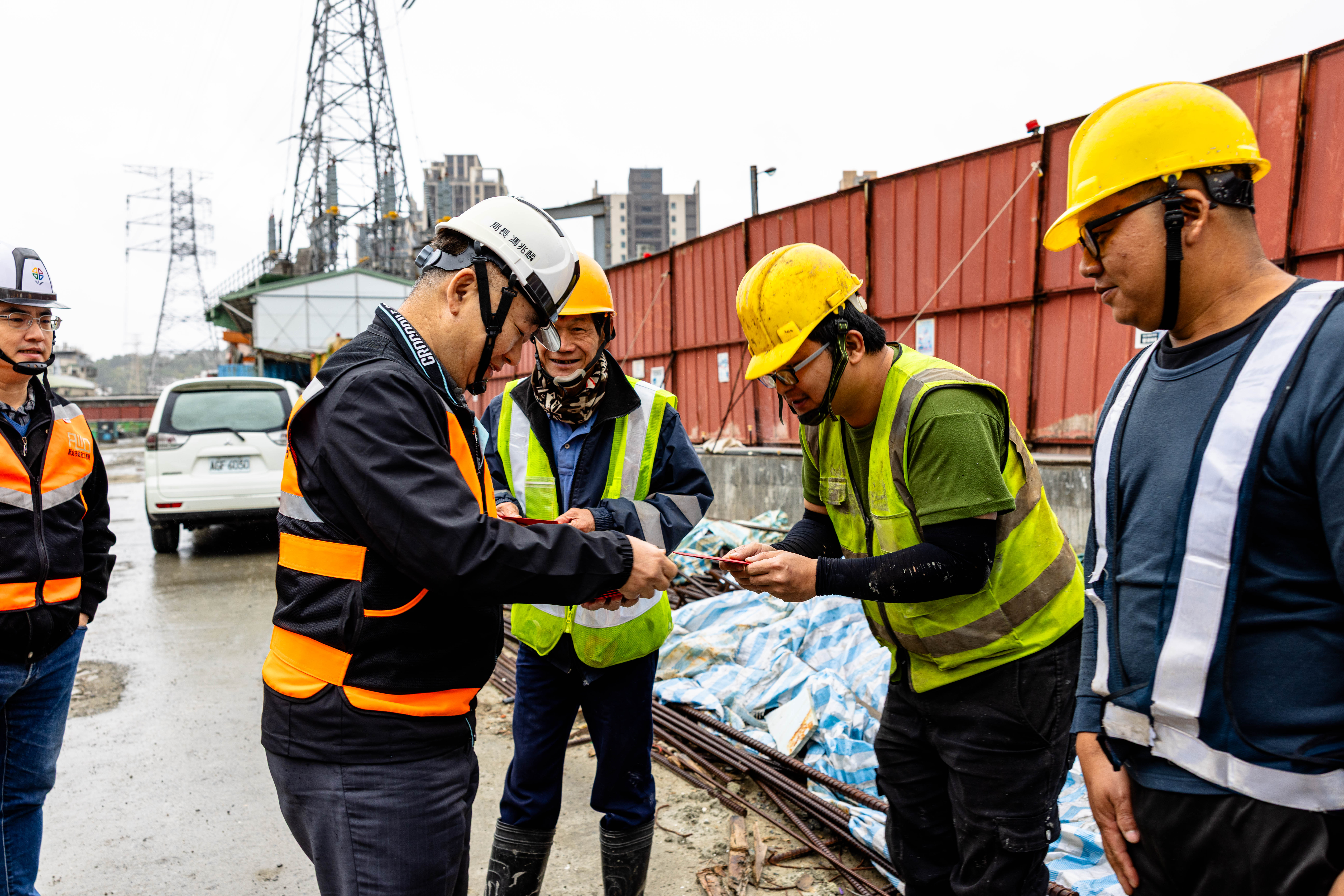 工務局長馮兆麟(左一)發放紅包慰勞堅守第一線、辛勤付出的工程團隊。