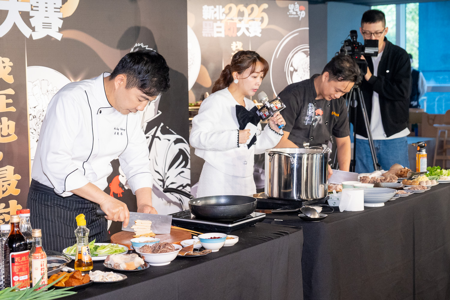 現場邀請吳秉承主廚示範豬肉創意料理，讓現場觀眾讚不絕口，此外首屆冠軍古早切仔麵，以道地黑白切呈現經典風味
