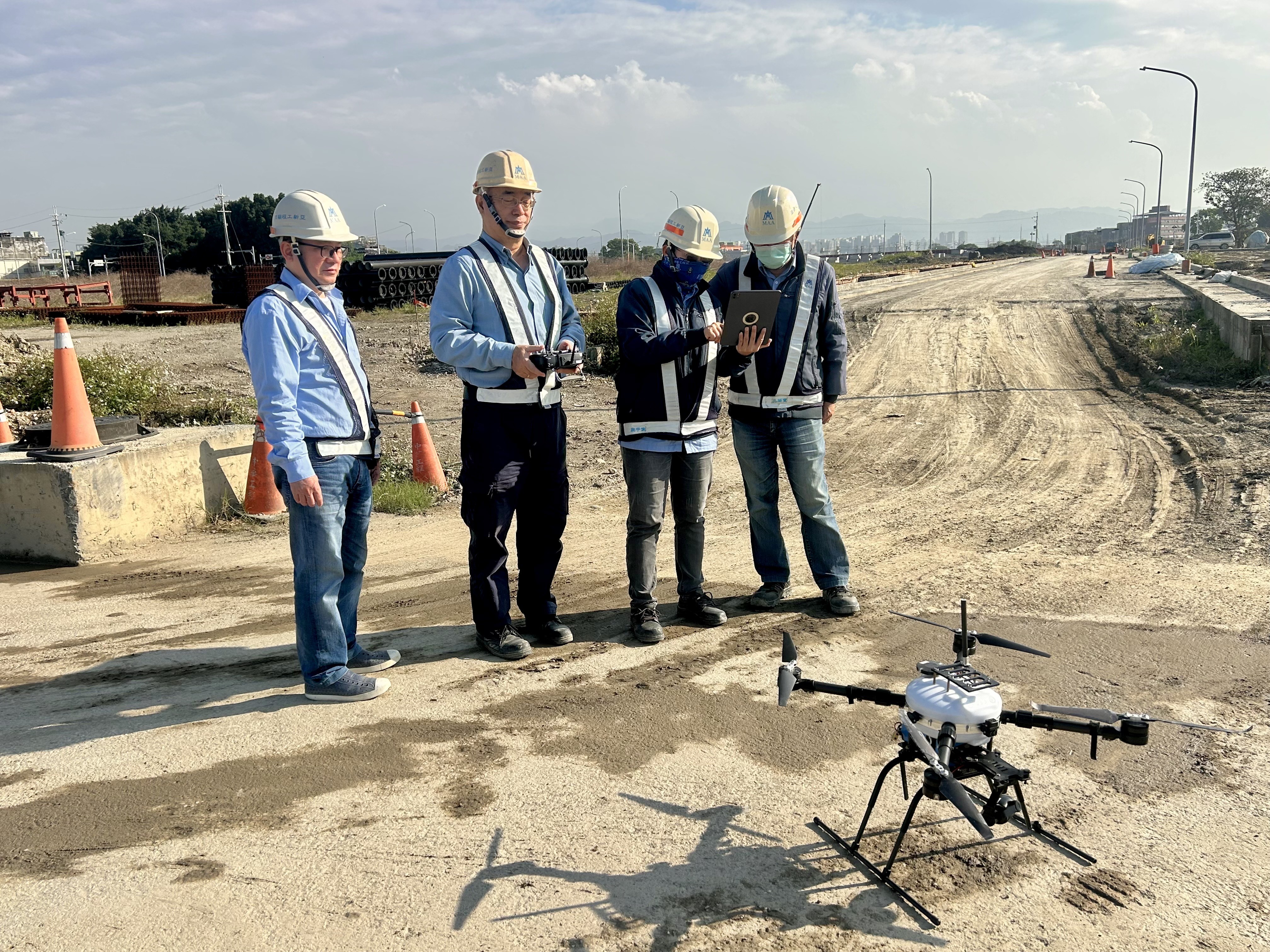 亞新工程人員以無人機空拍塭仔圳工地，深化無人機AI系統應用。新北市地政局提供