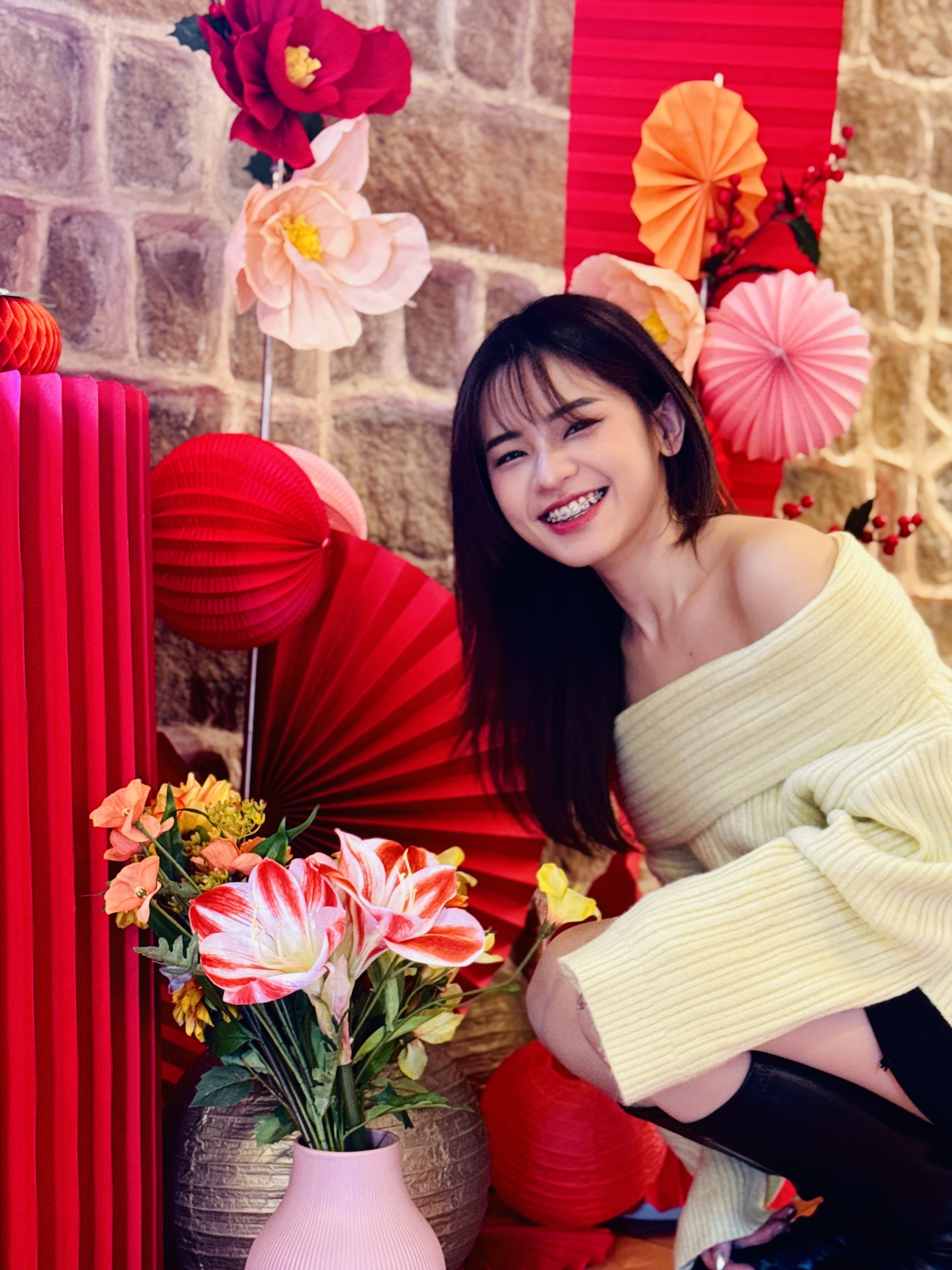 淡水崎仔頂施家古厝特別營造傳統春節氛圍，讓民眾在走春同時，感受不同文化交織的年節風情。