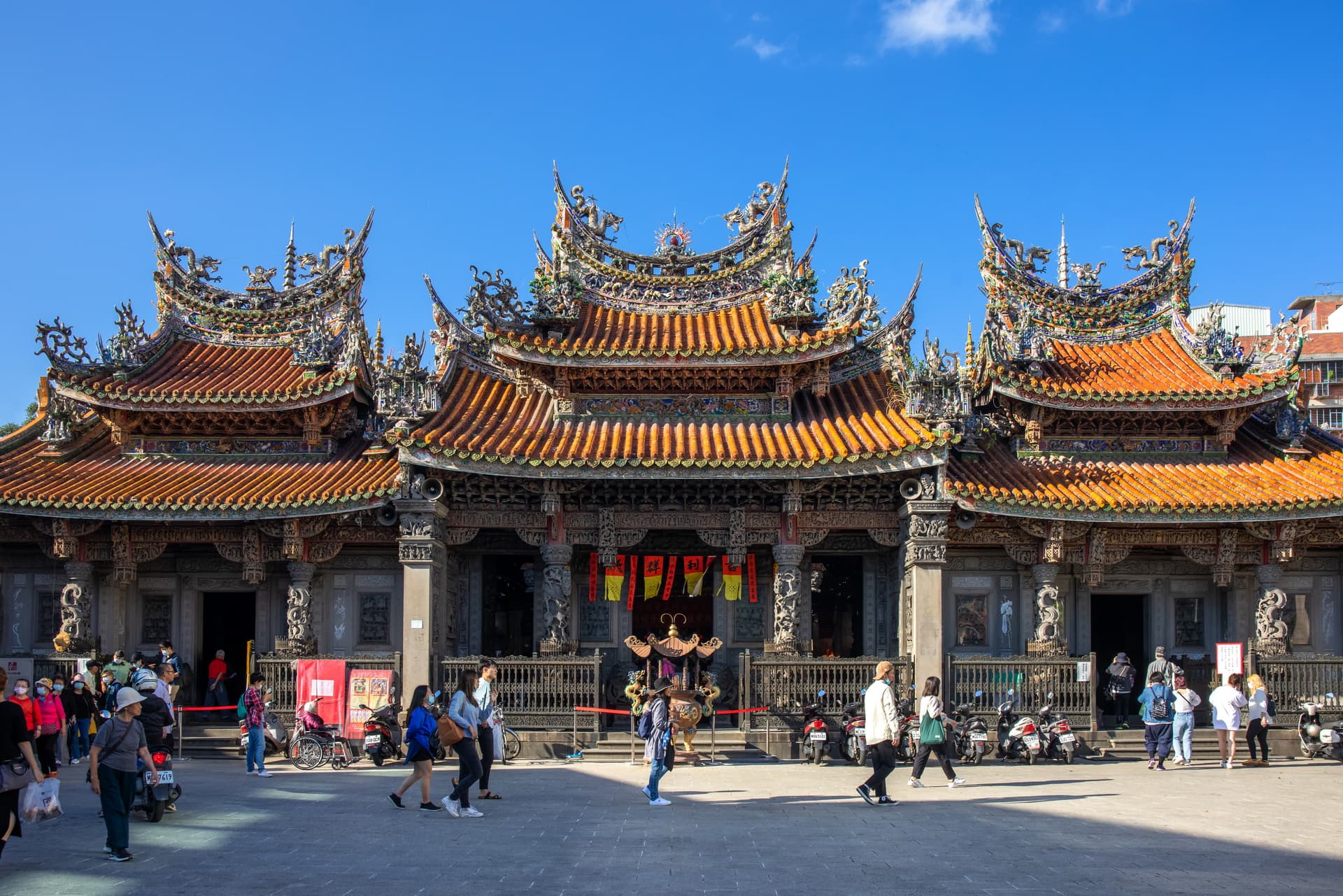 三峽清水祖師廟精緻的石柱雕刻，威嚴中流露雅致，素有東方藝術殿堂美譽。