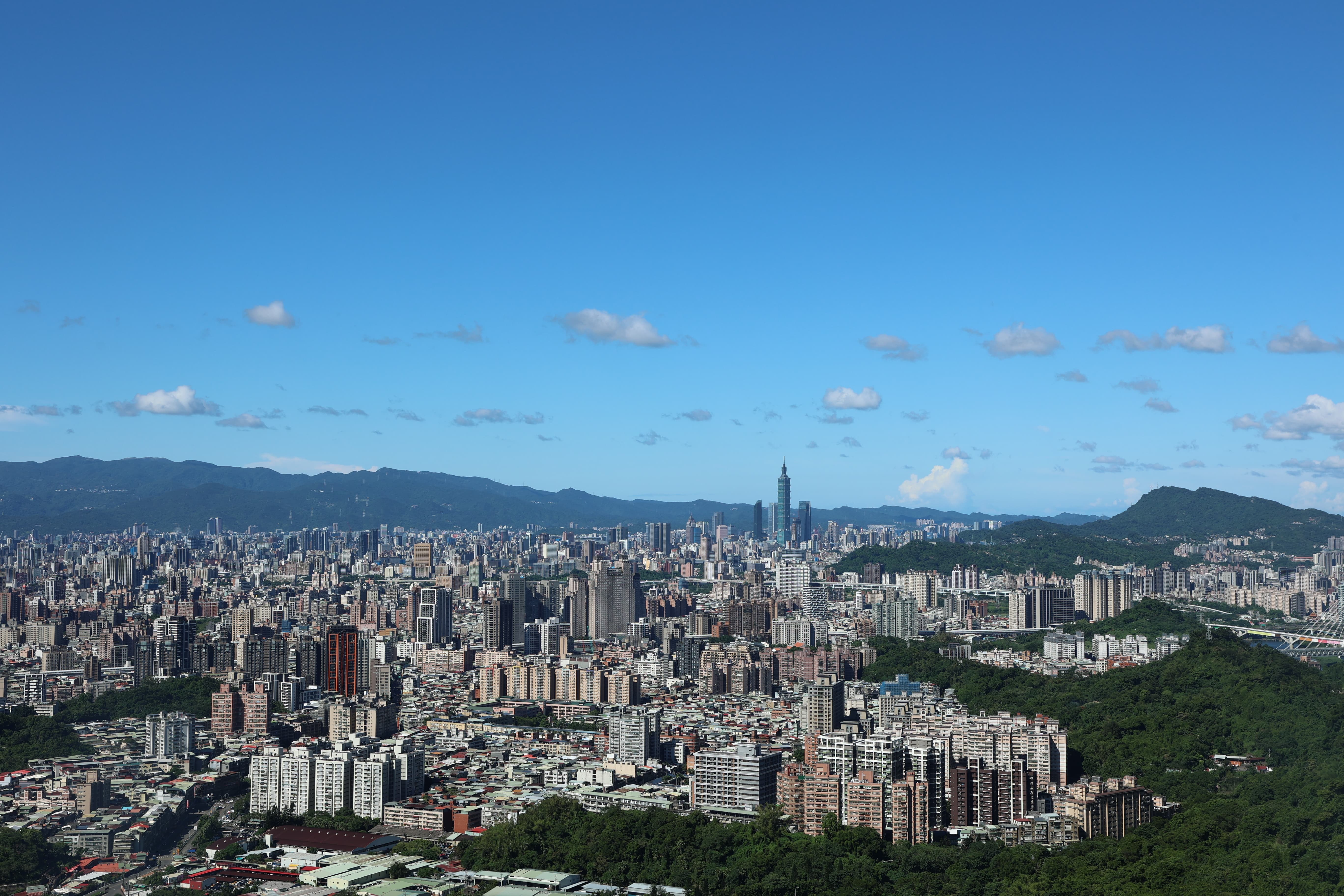 中和烘爐地南山福德宮步道沿途視野開闊，登高後可一覽大臺北都會景致，是春節期間祈福健行的熱門路線。