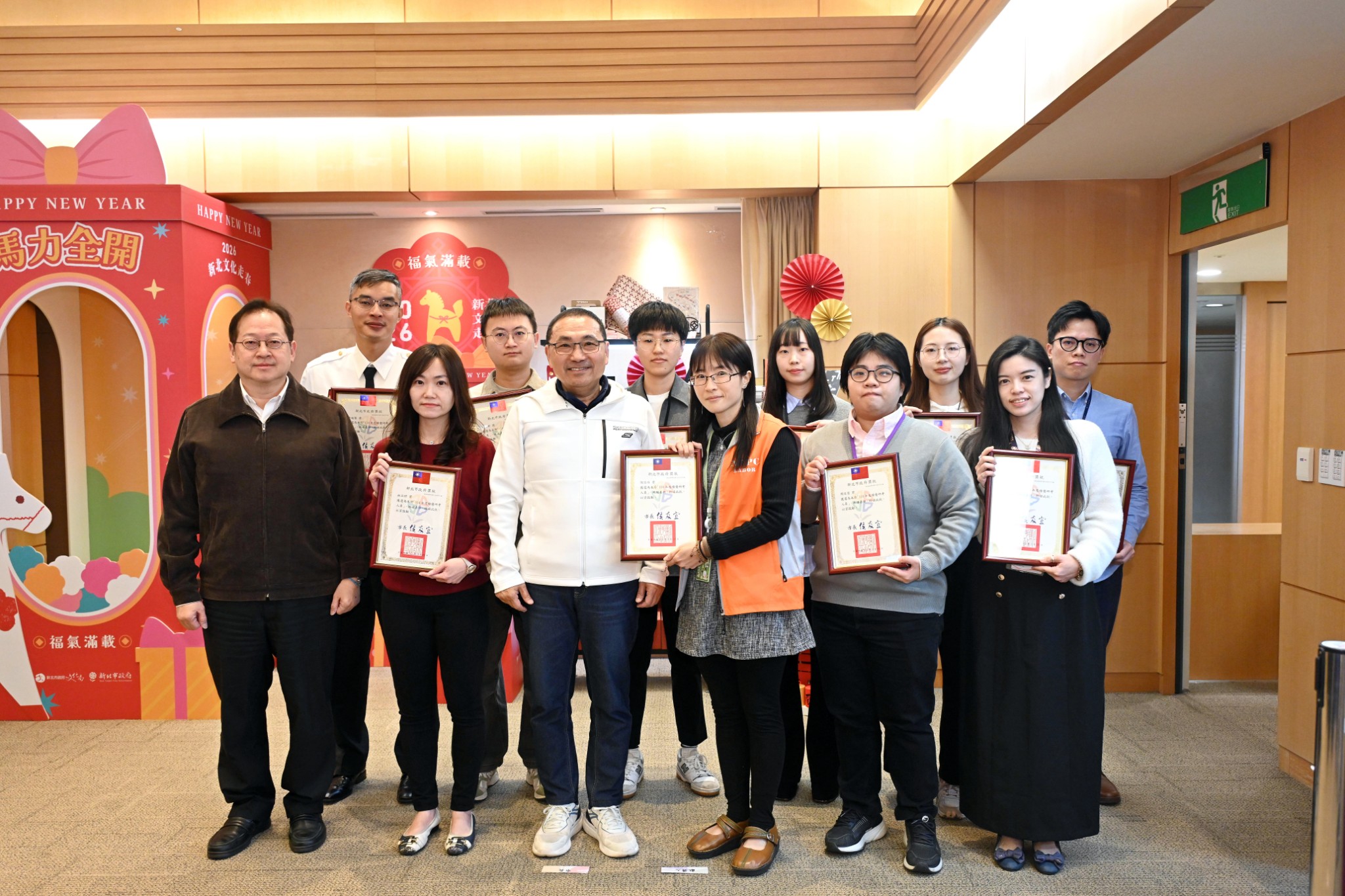 新北市長侯友宜與年度(114)績優研考人員合影