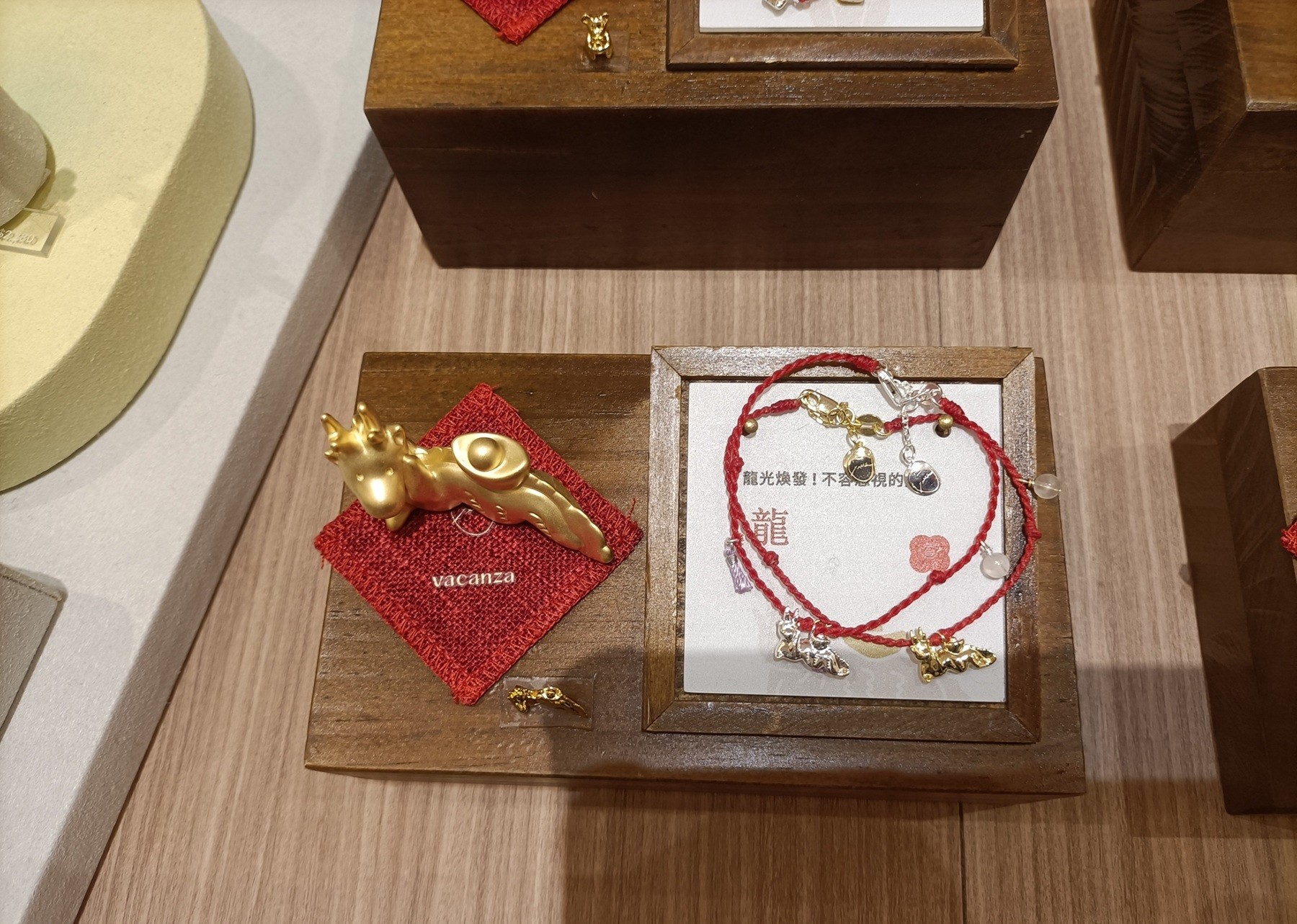 春節飾品，未標示「商品名稱、製造商或進口商 (名稱、地址、電話)、原產地、主要成份或材料、製造年月、淨重、容量、數量或度量」等資訊