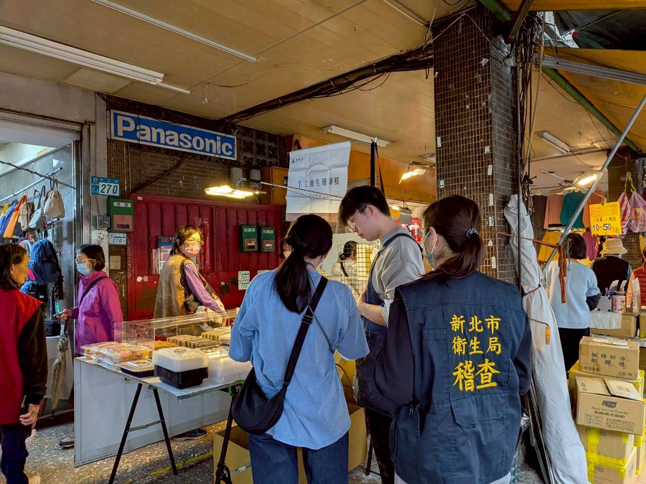 食品衛生安全由衛生局進行宣導，並同步查核攤商食材（品）衛生及標示情形