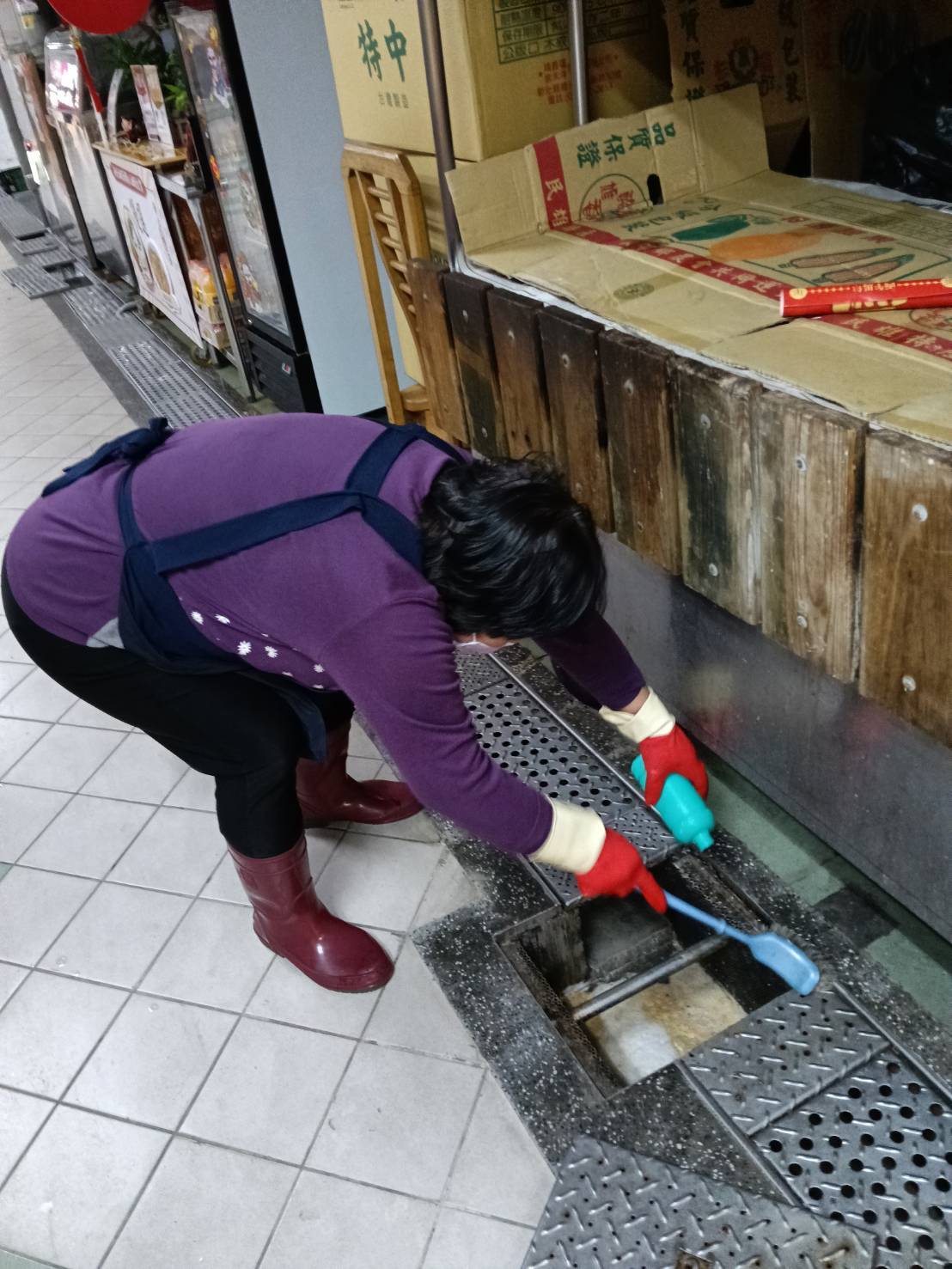 農曆新年將至，新北為陪伴市民朋友安心採買年貨，特別於年前啟動聯合專案稽查另外針對近期鼠疫頻傳，並請各列管市集加強辦理清消，宣導攤商落實攤位清理