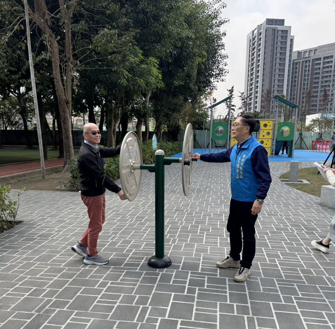 5.民政局副局長范姜坤火(左)及板橋區長陳奇正(右)體驗設施