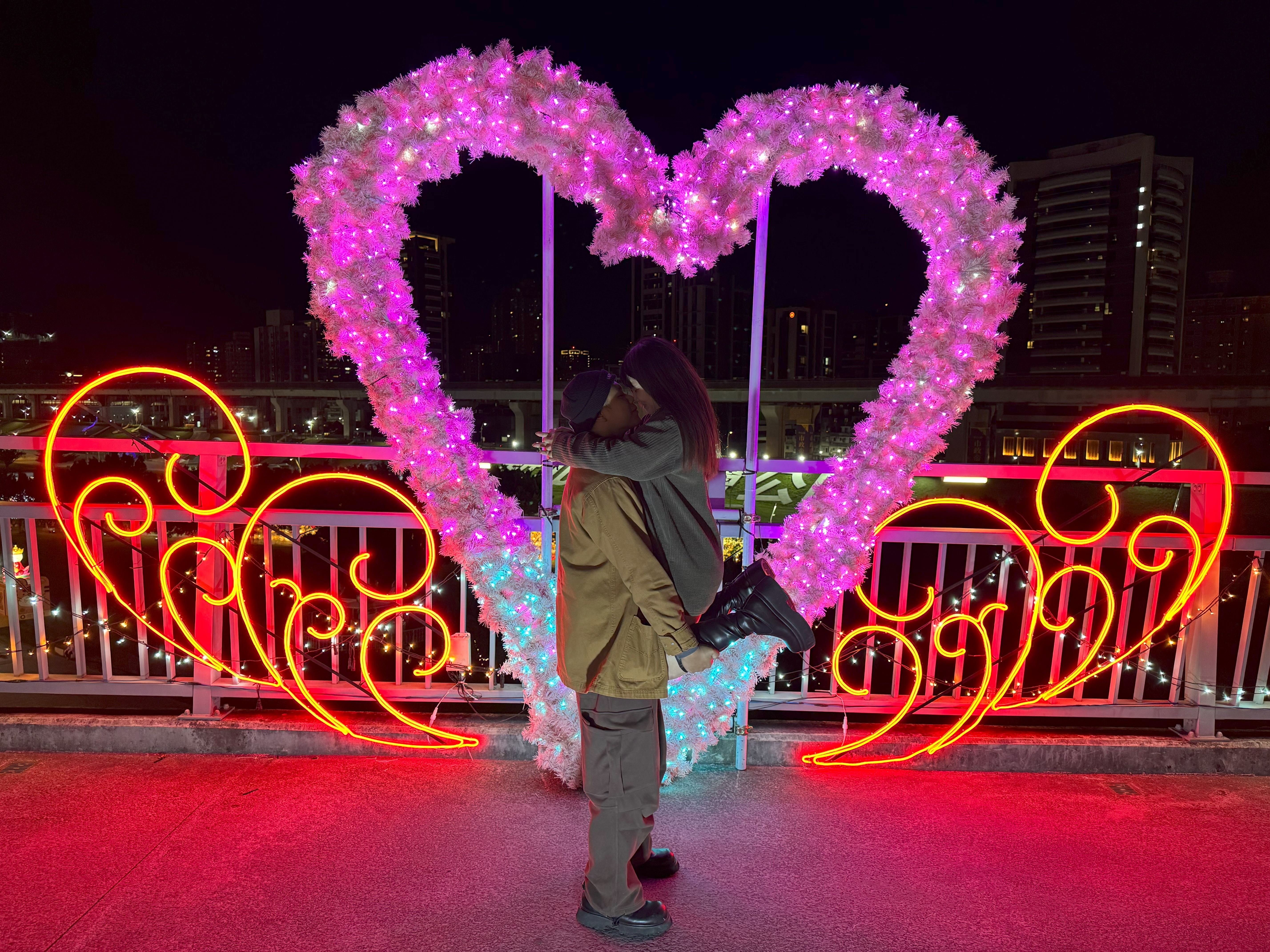 辰心-以心形光雕作為視覺焦點，象徵愛情的凝聚與情感連結