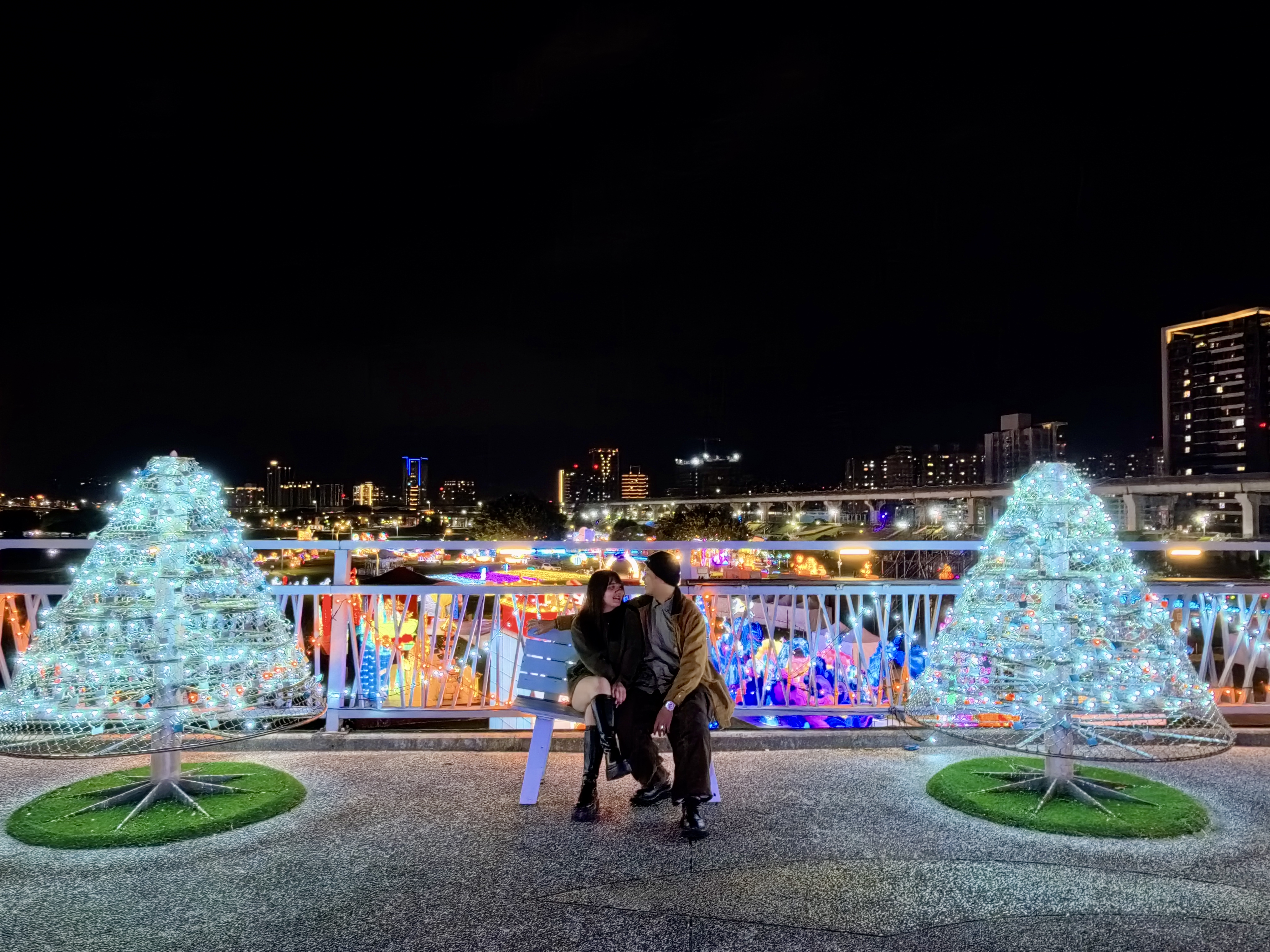 光影情人橋-透過橋體燈光變化，展現辰光橋夜間浪漫風貌，成為情人節期間的代表性地標