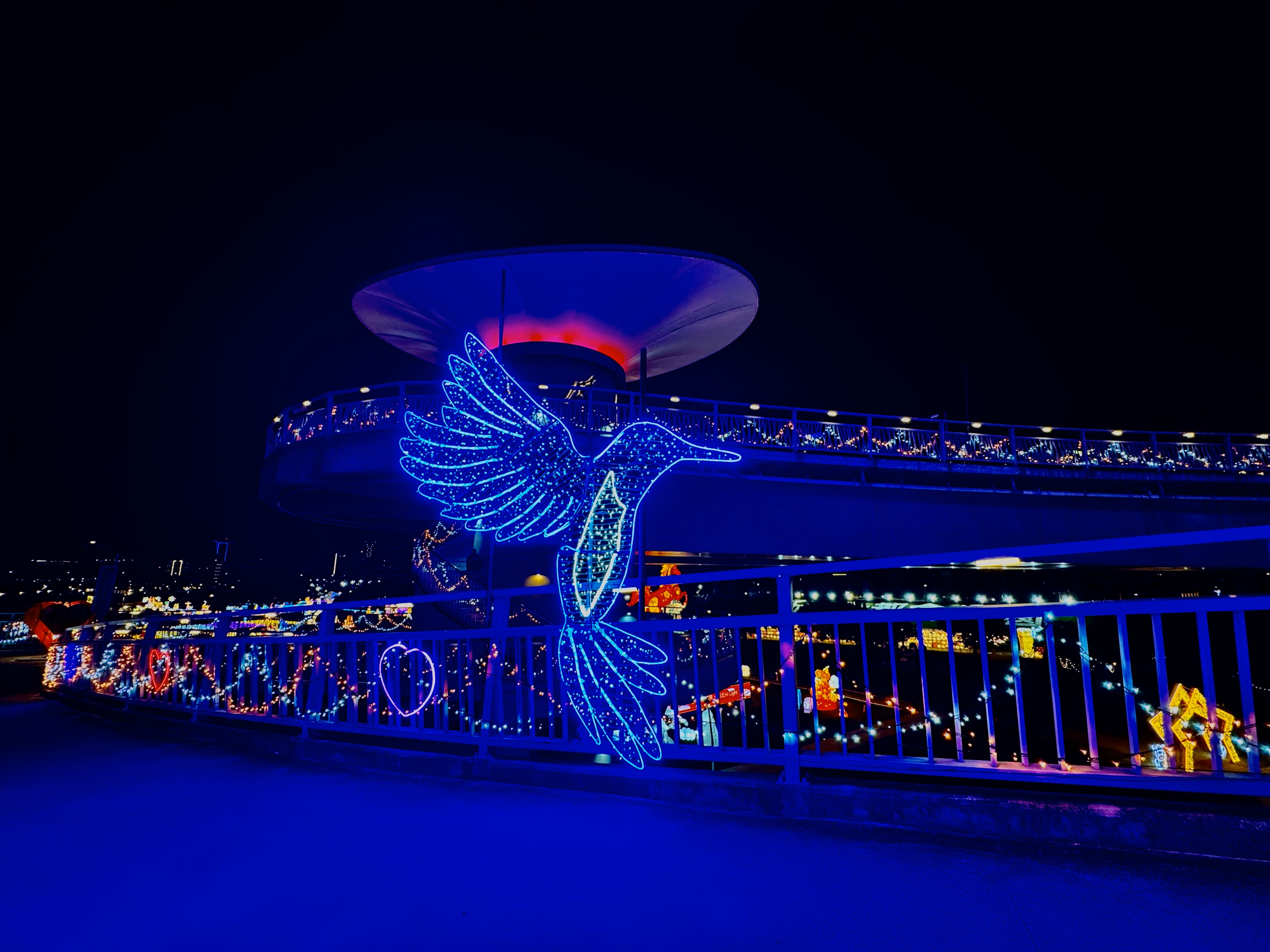 辰光之翼-以展翼造型光雕呼應童話主題，寓意陪伴與守護的情感意象