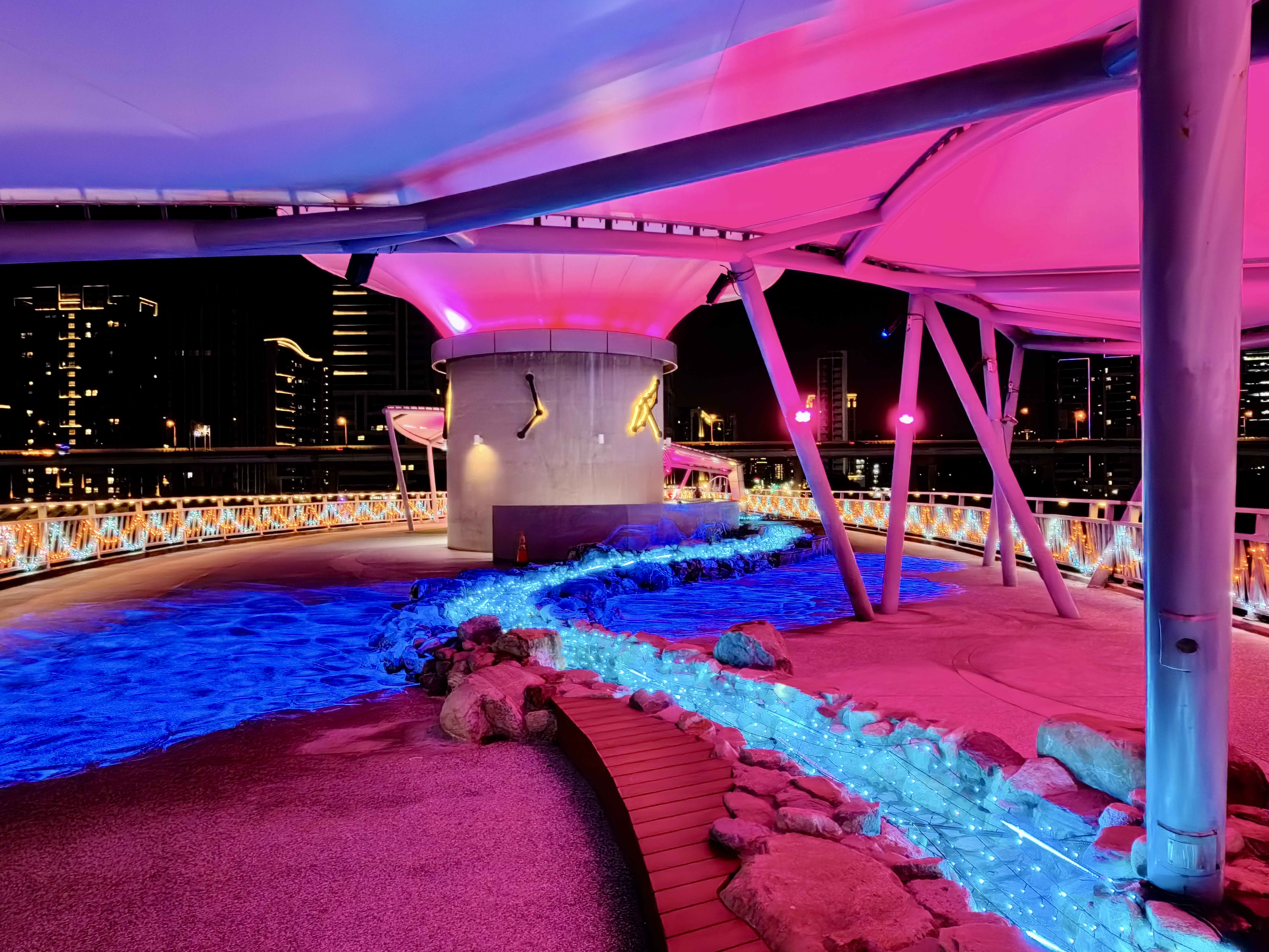 星戀步橋-橋面鋪陳水波紋燈光，搭配星星燈串，營造充滿儀式感的浪漫步行體驗