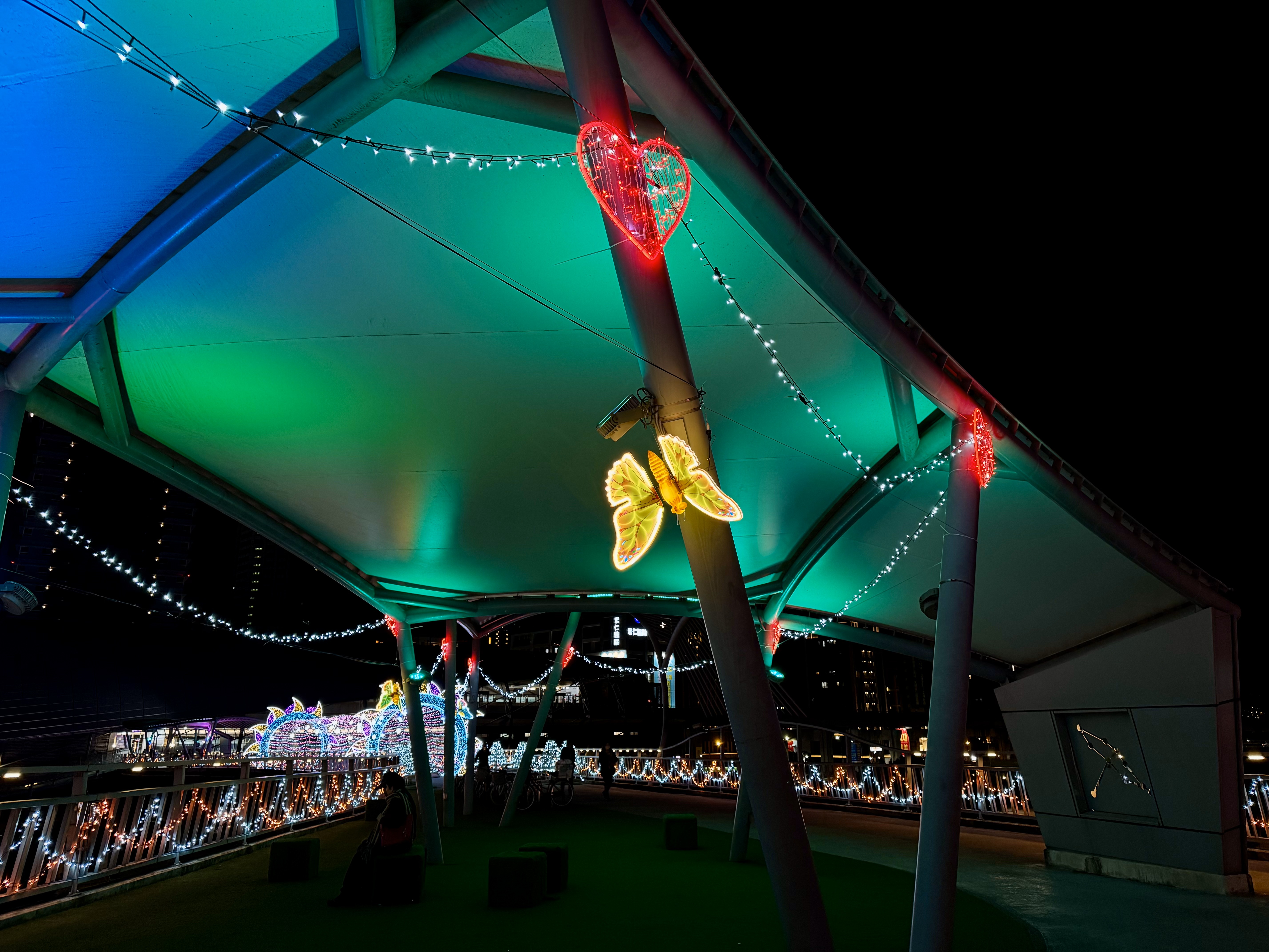 星戀草坪座-結合燈串與昆蟲造型燈飾，提供民眾休憩與拍照的溫馨場域