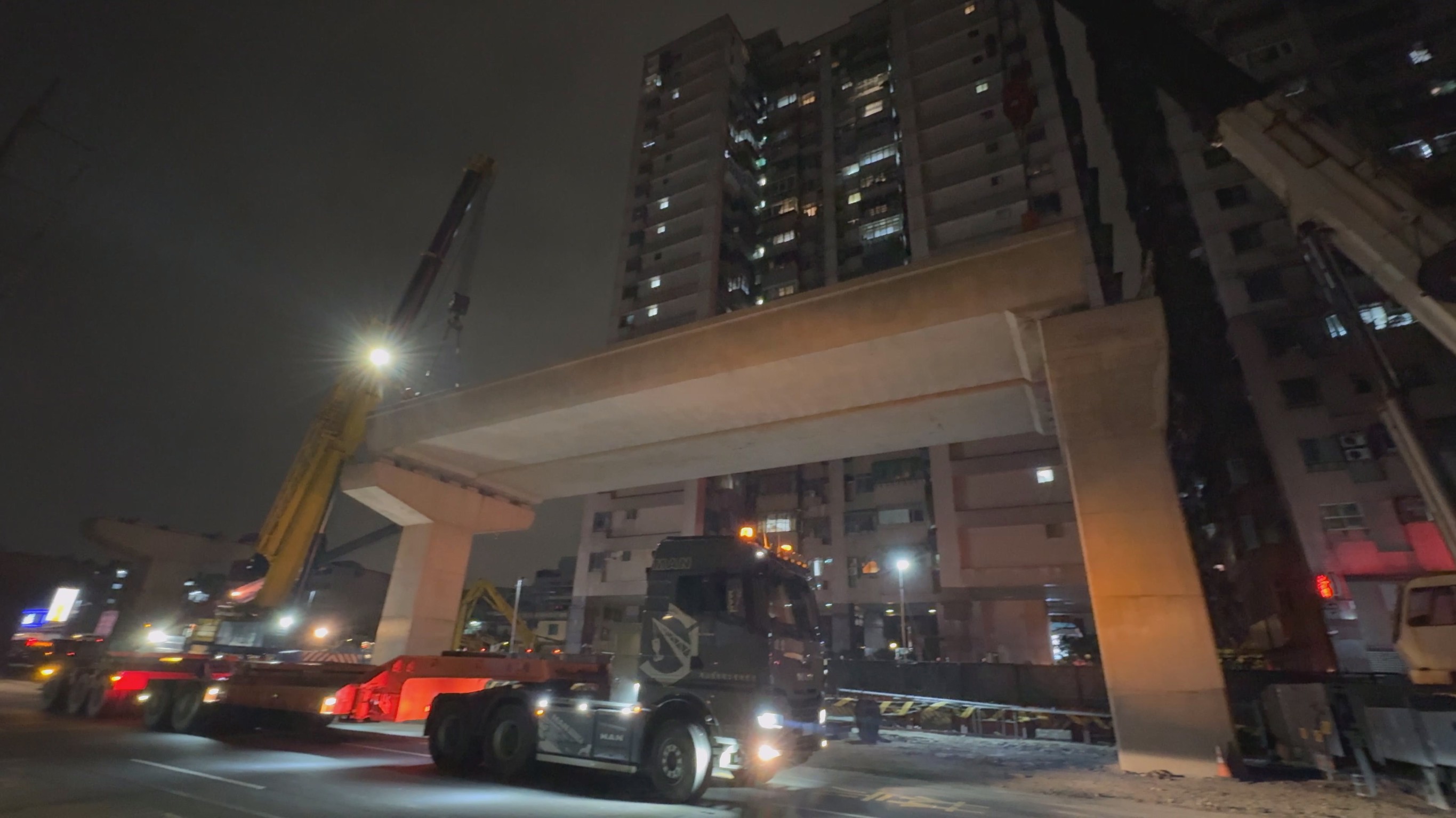 土城樹林線第一跨預鑄梁成功吊裝