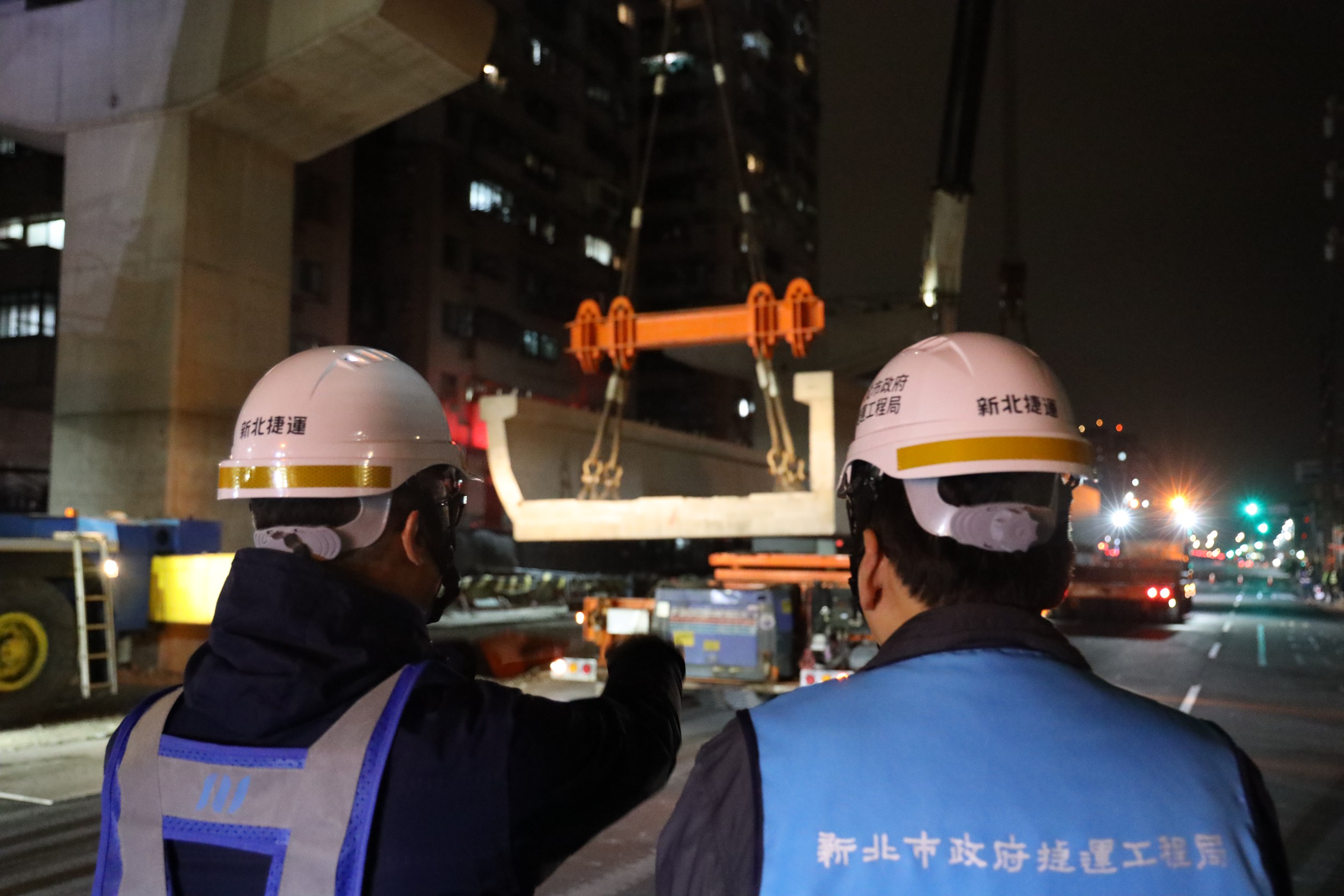 李政安局長緊盯吊裝情形