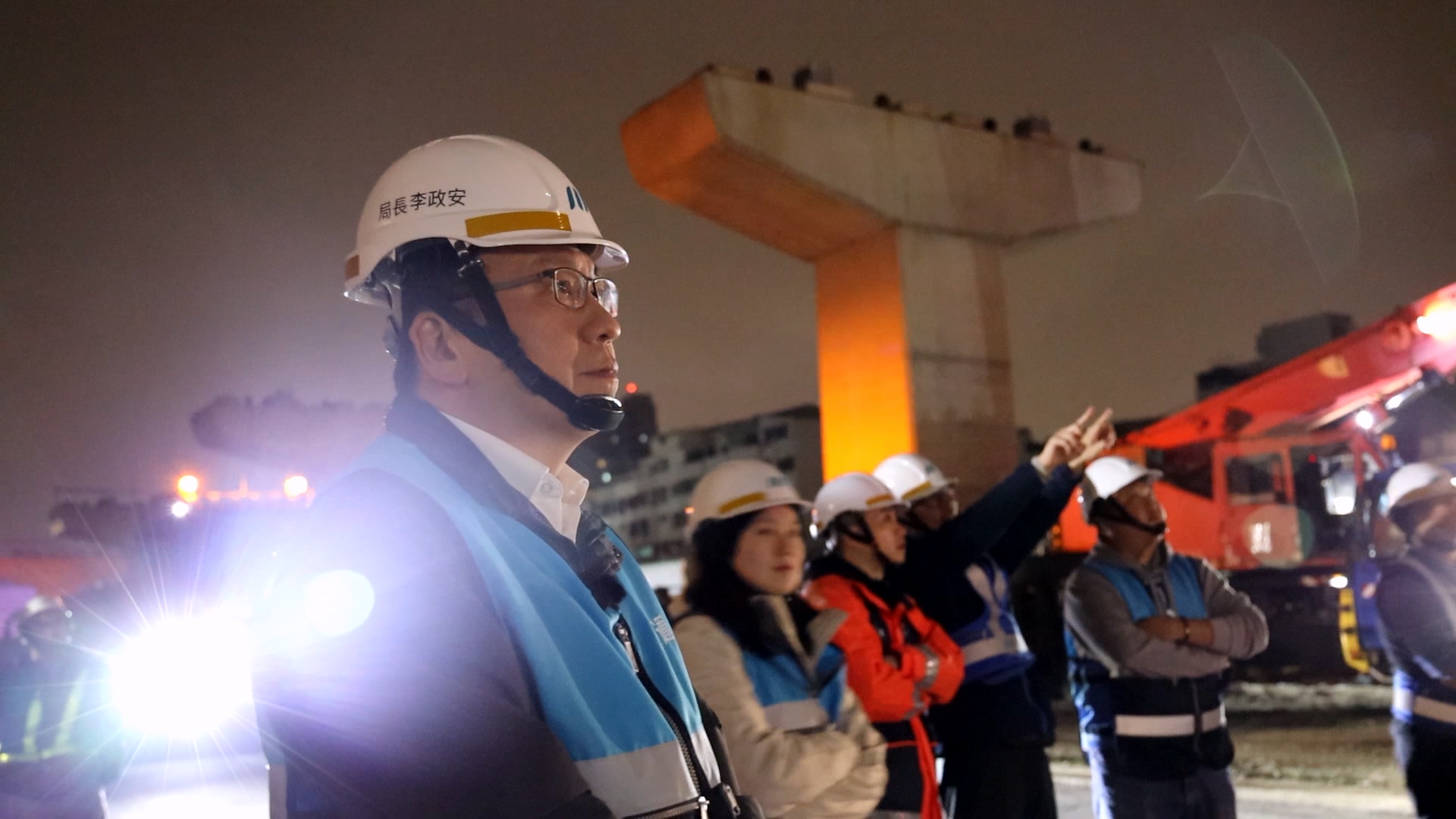 團隊緊盯預鑄梁精准定位