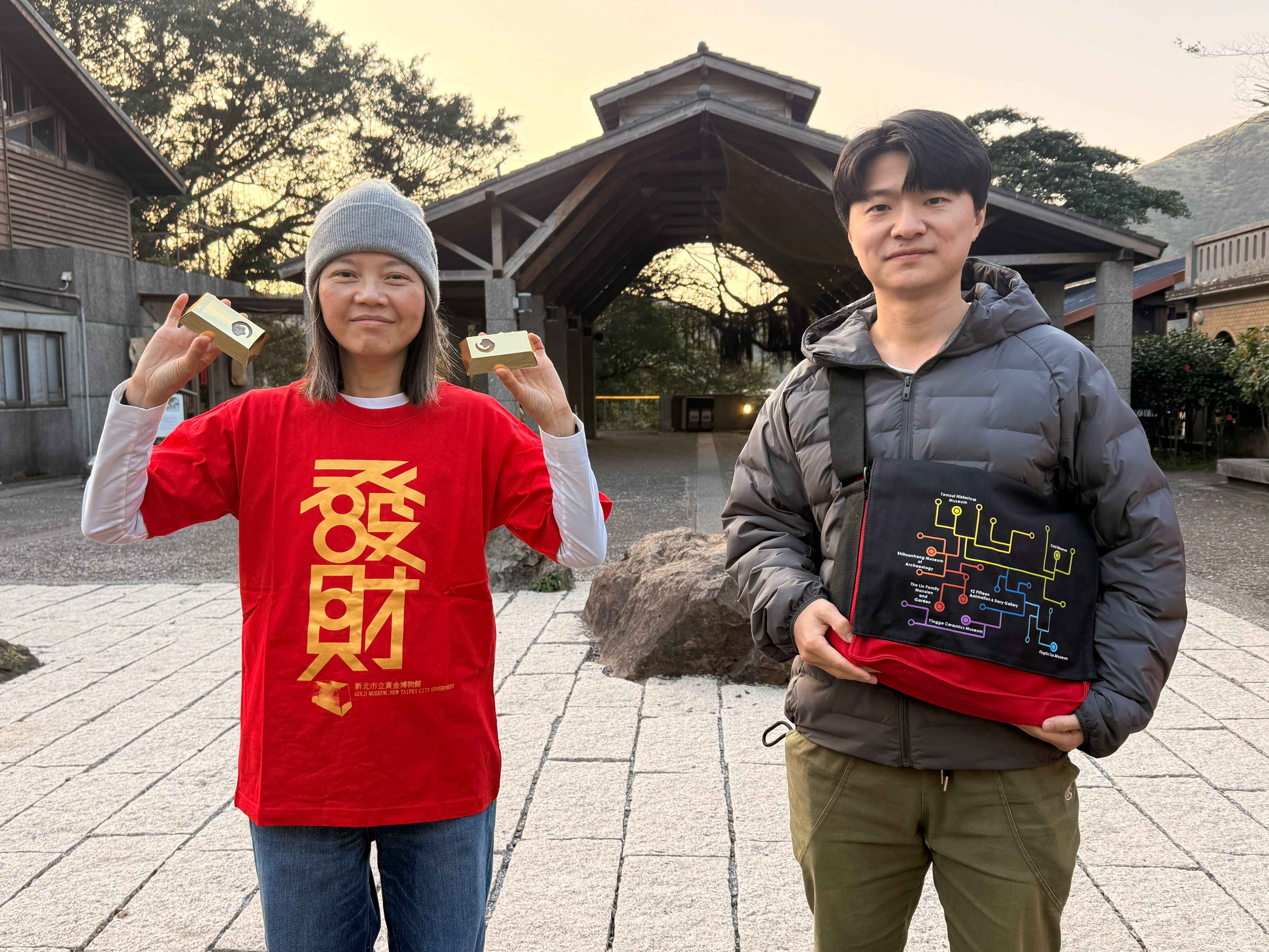 參加「神馬都有抽抽樂」有機會將發財 T恤、地圖書包等文創商品帶回家。