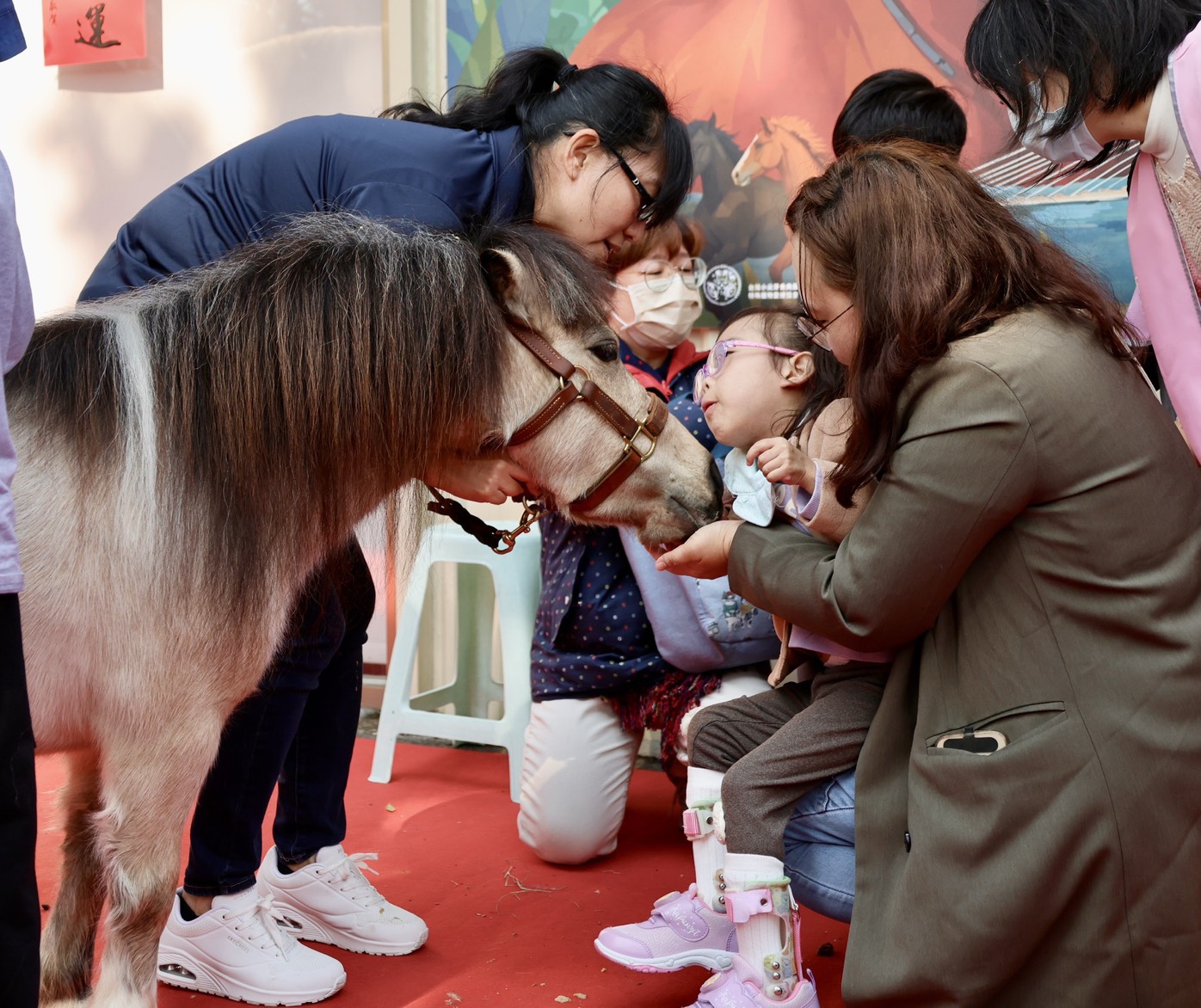  迷你馬奶茶和早療兒童互動