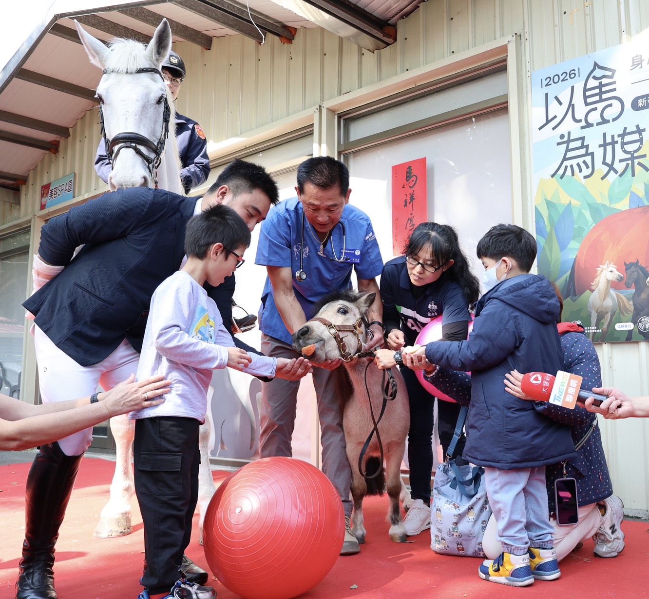  早療小朋友餵食奶茶最愛吃的蘋果