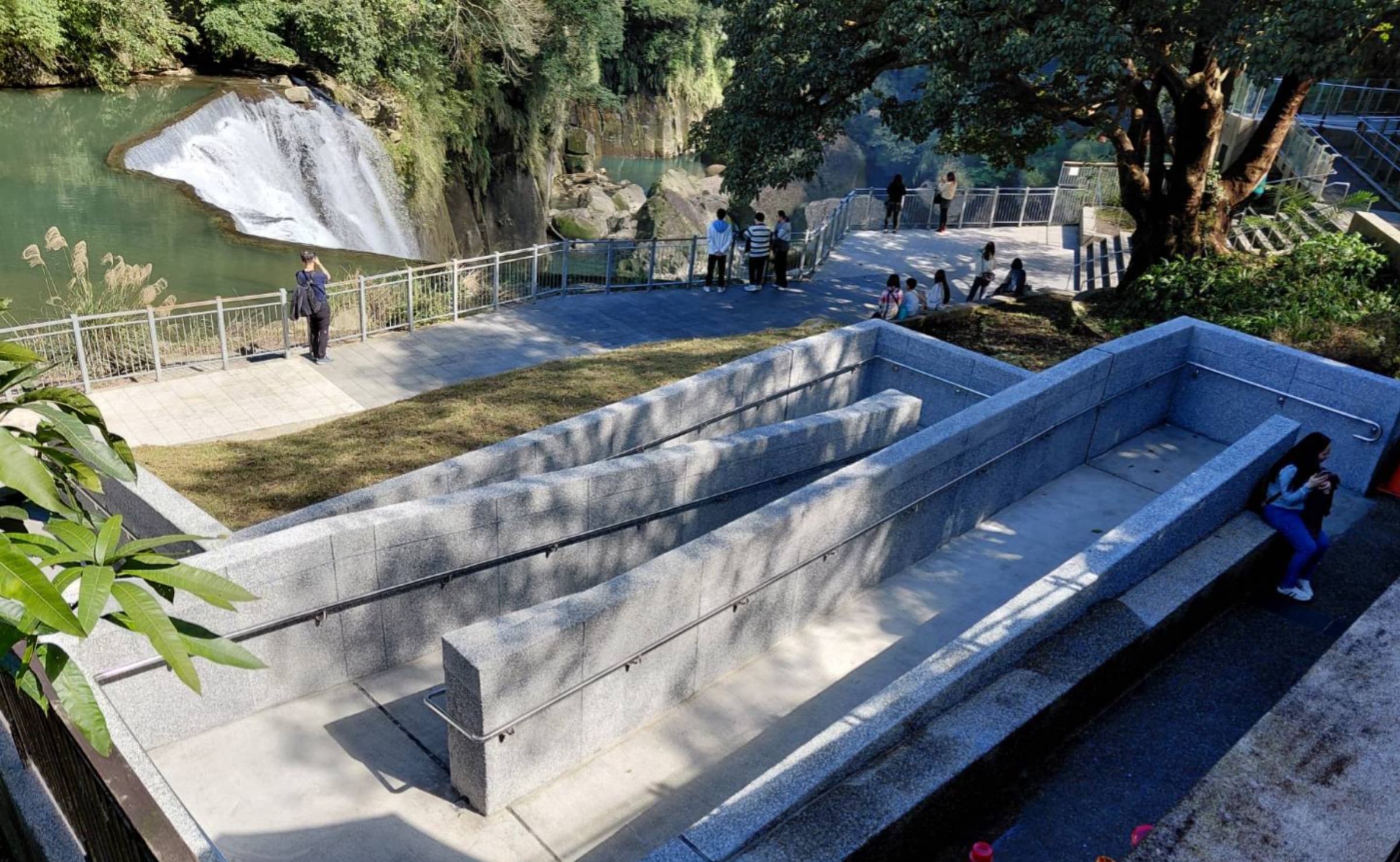 克服地形限制，打造平緩、安全、友善的無障礙通行動線。