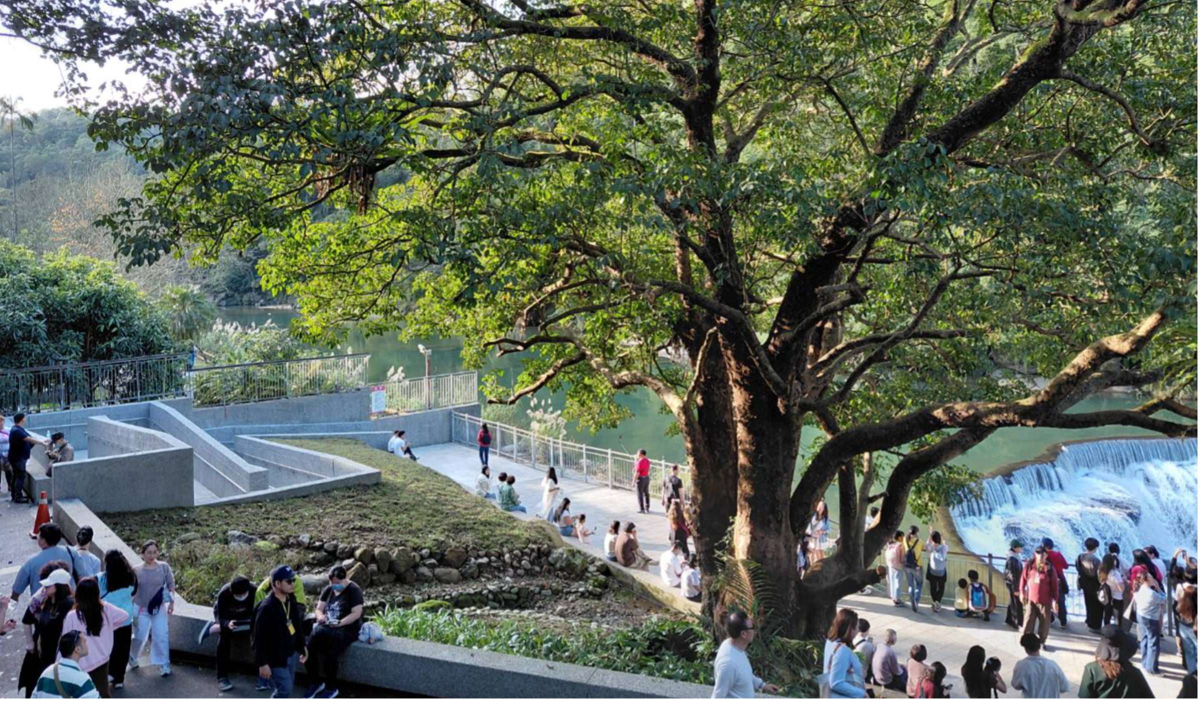 無障礙通道讓多元族群都能更安心、近距離欣賞十分瀑布的獨特魅力。