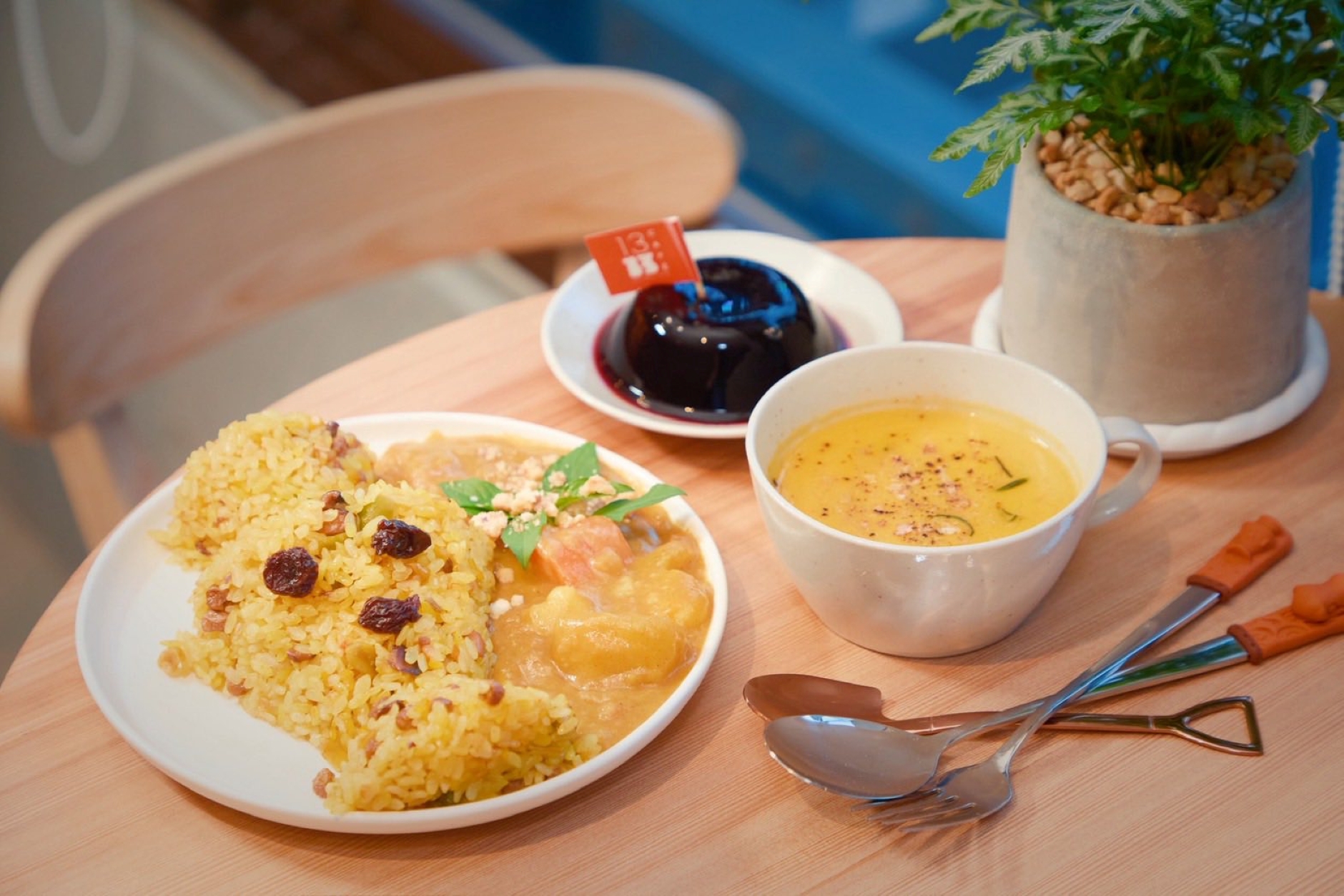 攜手「里仁社會企業」，推出象徵面面俱到的「人面陶罐素炒飯」