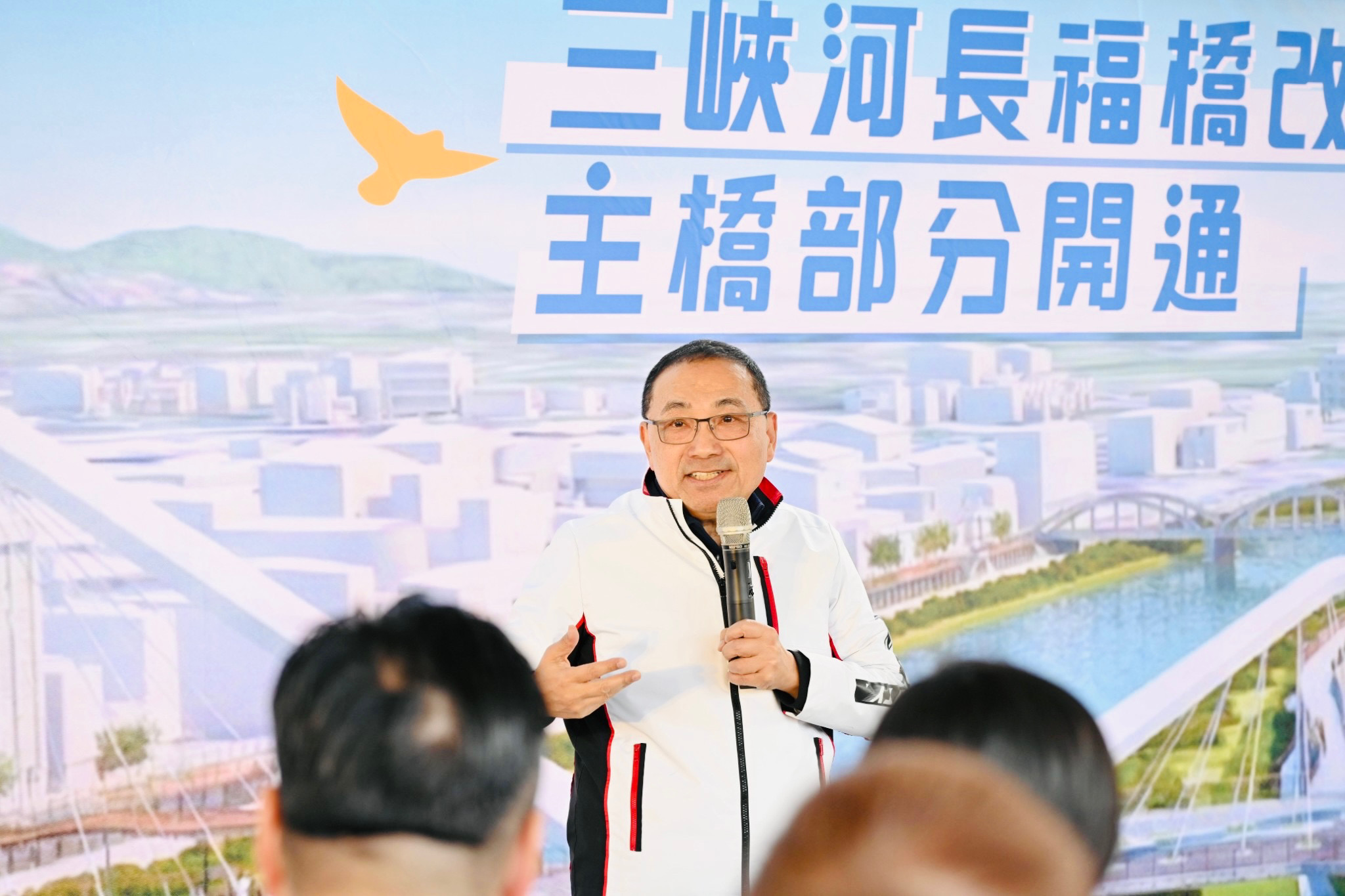 新北市長侯友宜表示，明（13）日上午6點搶先開放長福橋主橋中間6公尺寬人行通道，讓過年期間的觀光人潮便利通行。目前工程進度已達75%，預計今（115）年7月完工後，更能串起在地觀光及文化產業。