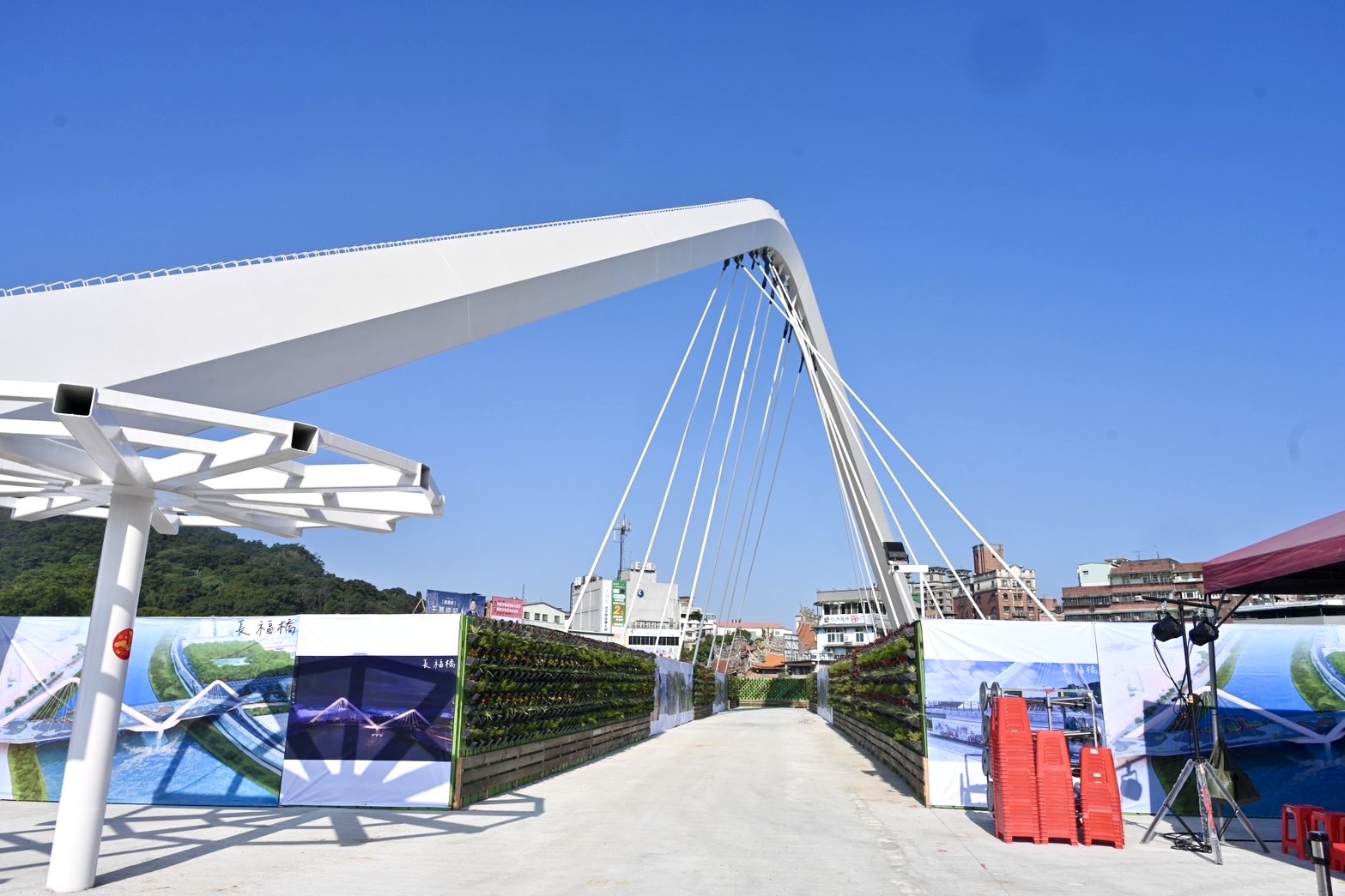 侯友宜指出，長福橋所呈現的意象取自三峽鳶山，橋梁舖面及夜間光雕皆融入三峽的地景及地貌。期許今年7月完工後，長福橋成為兼具防洪、休憩與觀光價值的三峽新地標。