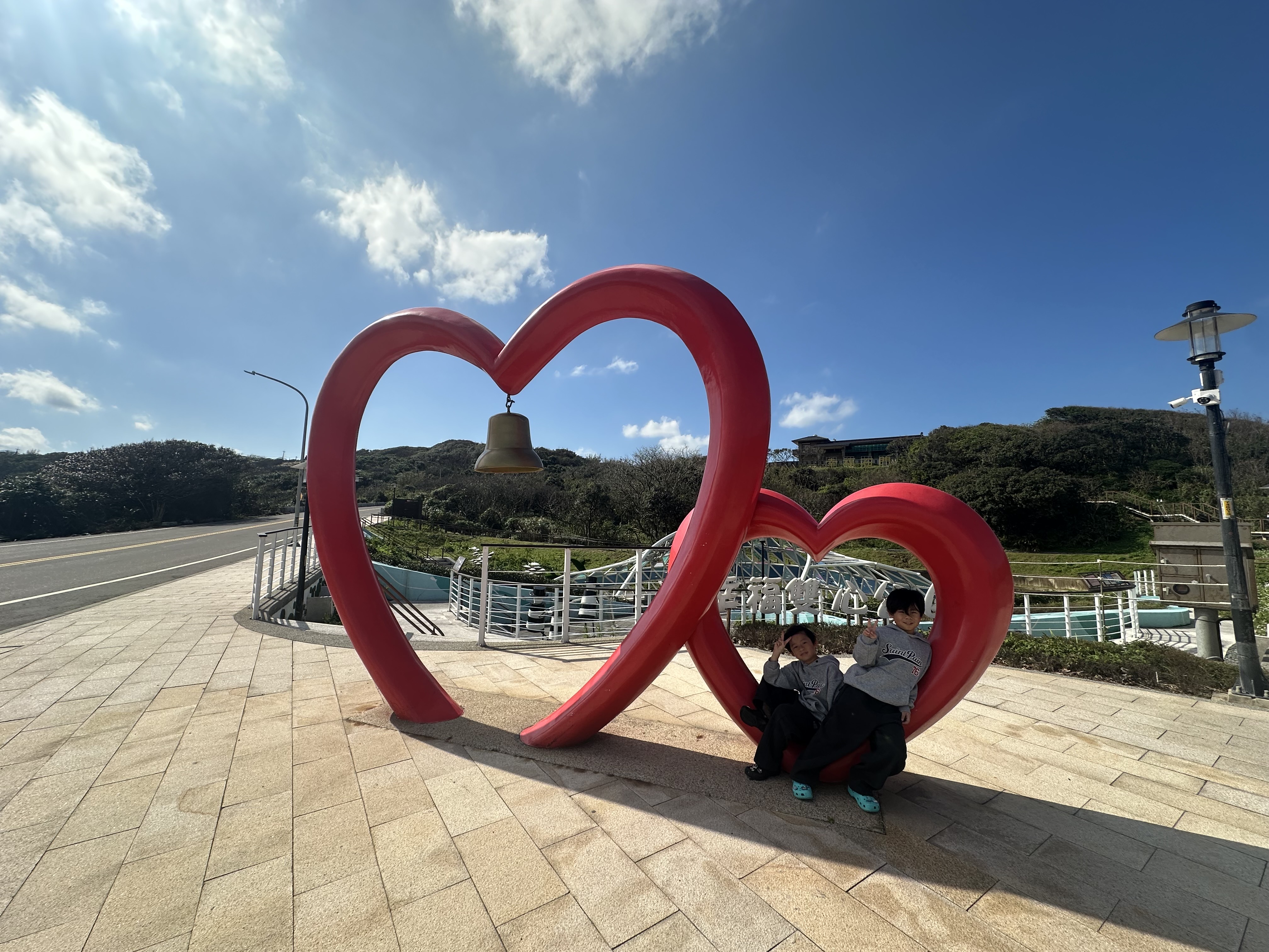 新北市北海岸的石門雙心公園，象徵幸福的雙心地標與開闊海景