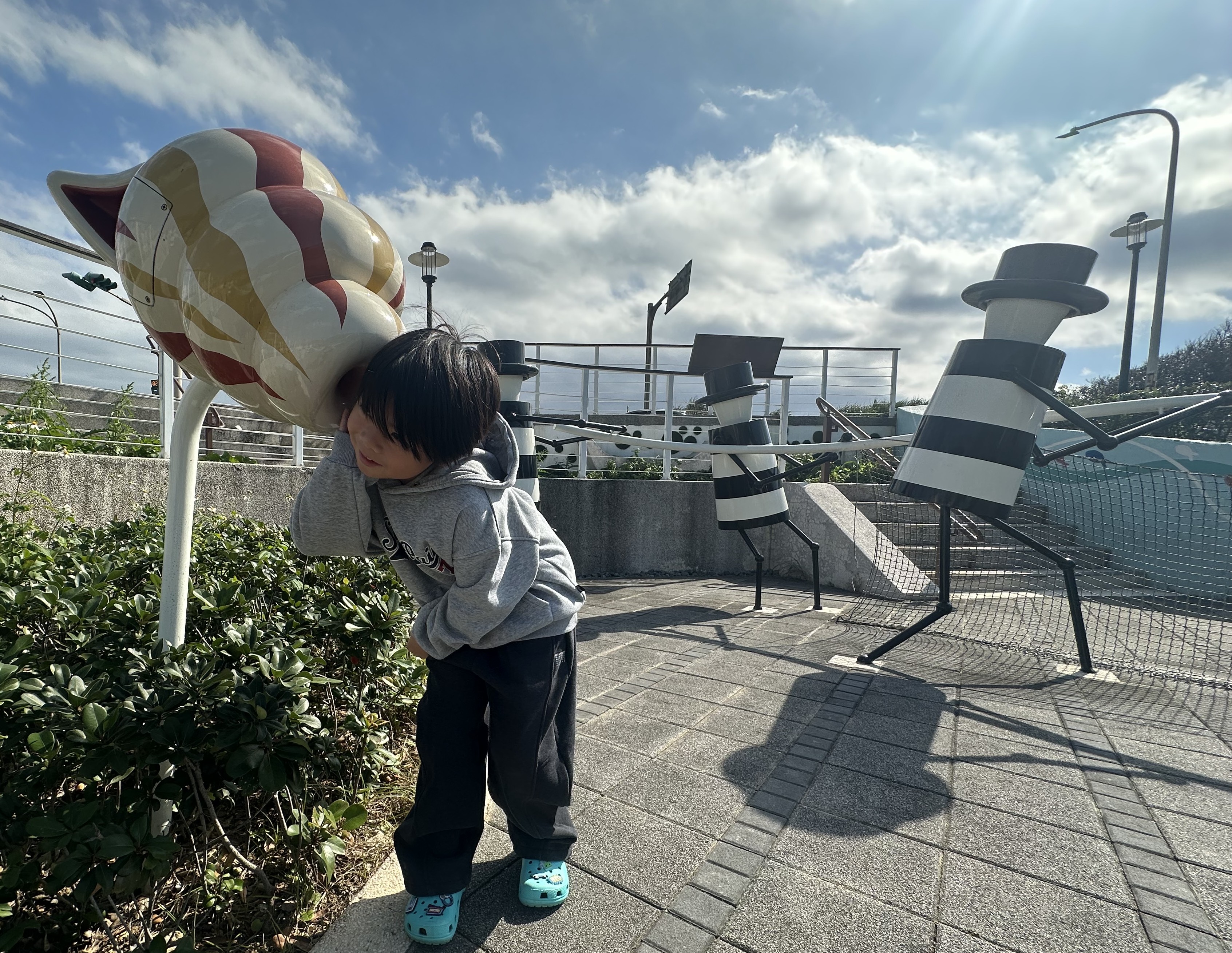 石門雙心公園內規劃許多海洋元素的互動式裝置，提供不同年齡層使用者停留、探索與交流的空間