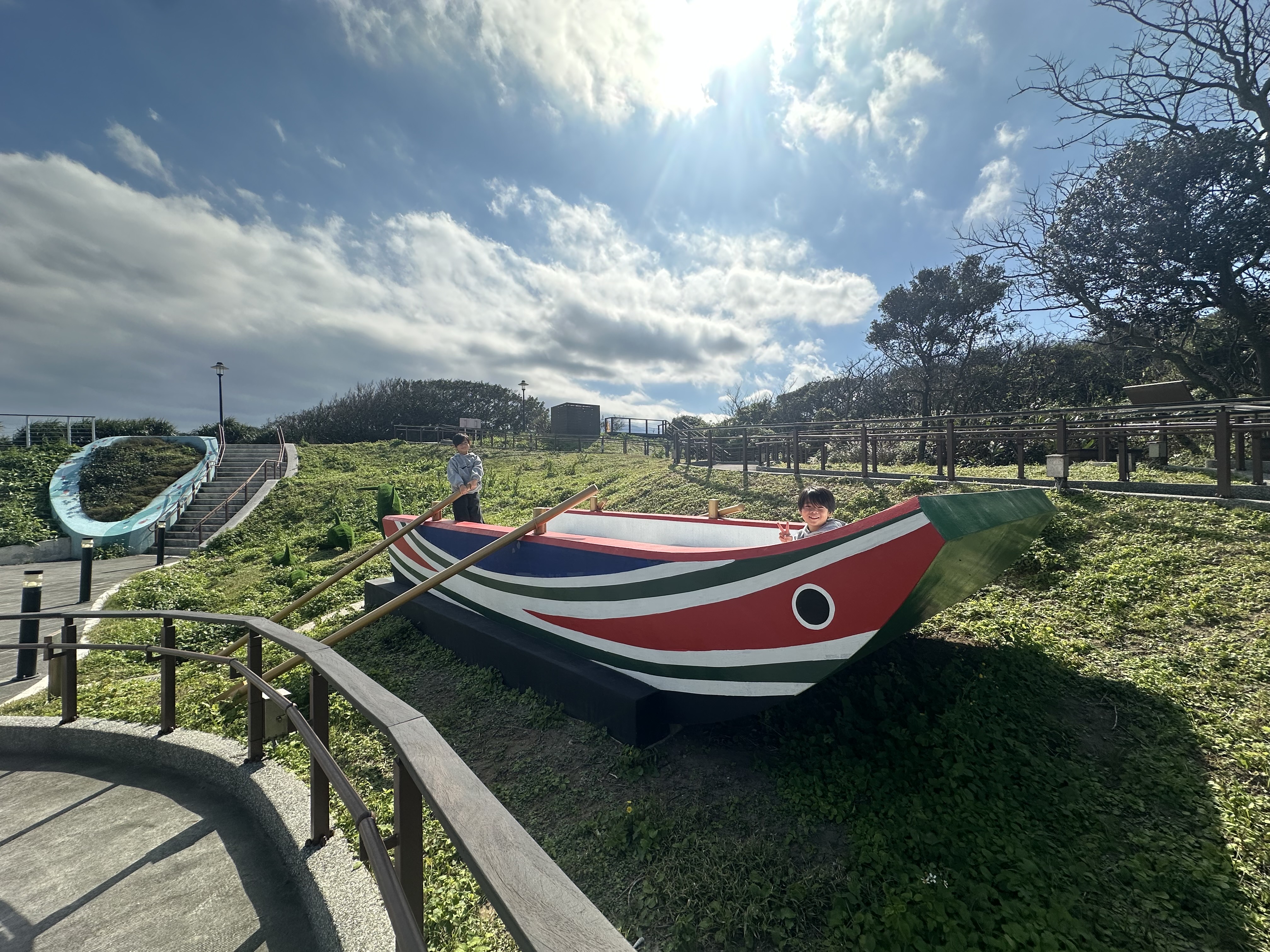 石門雙心公園內舢舨意象設施，融入在地漁村文化