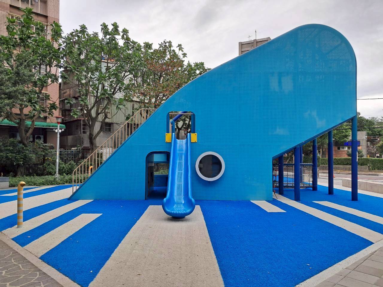 板橋重慶公園以海藍色系營造海洋意象打造大鯨魚遊戲場，深得小朋友喜愛