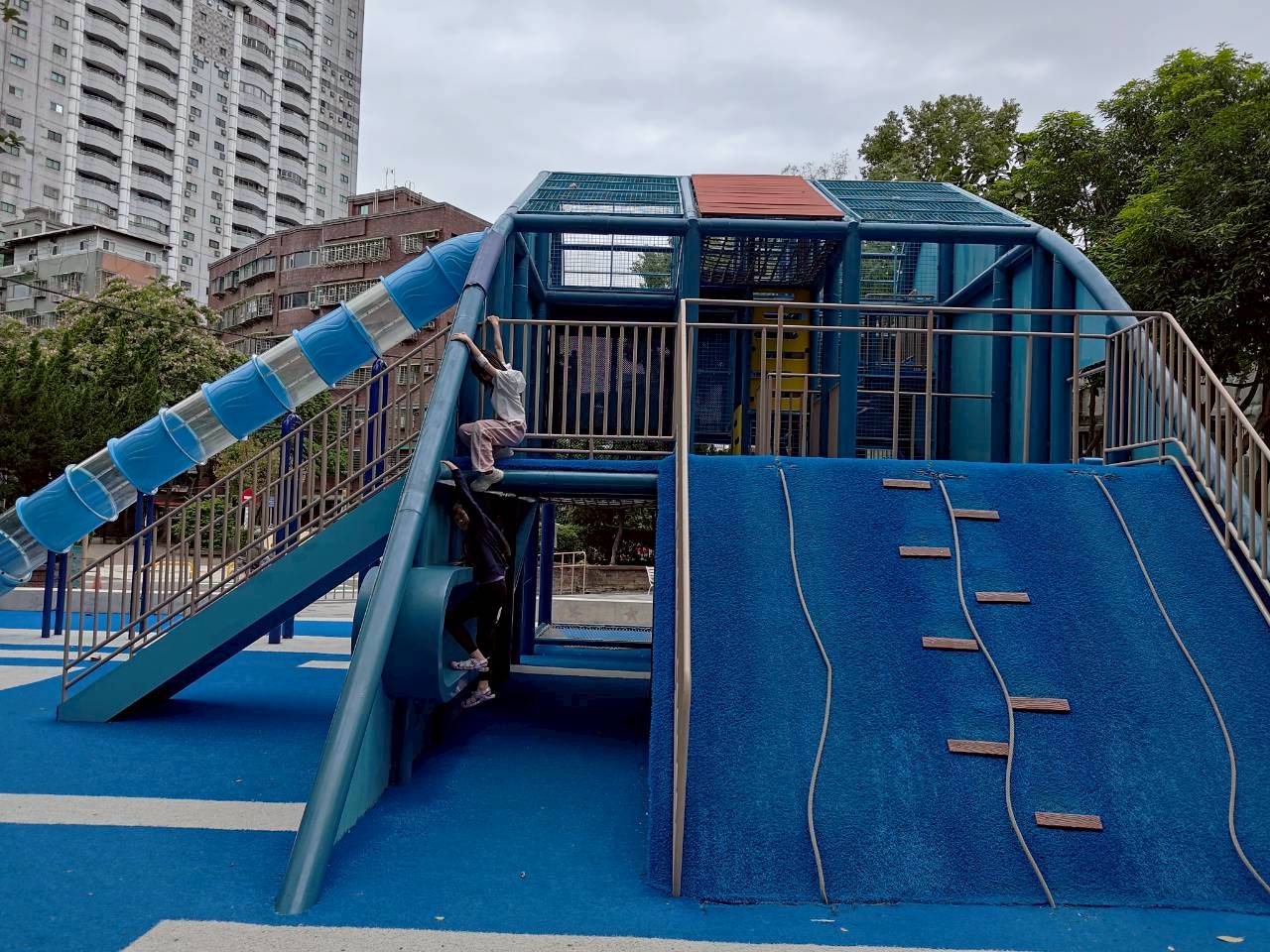 板橋重慶公園的大鯨魚遊戲場結合複合式遊具，讓孩子在遊戲中認識鯨魚外型與海洋世界