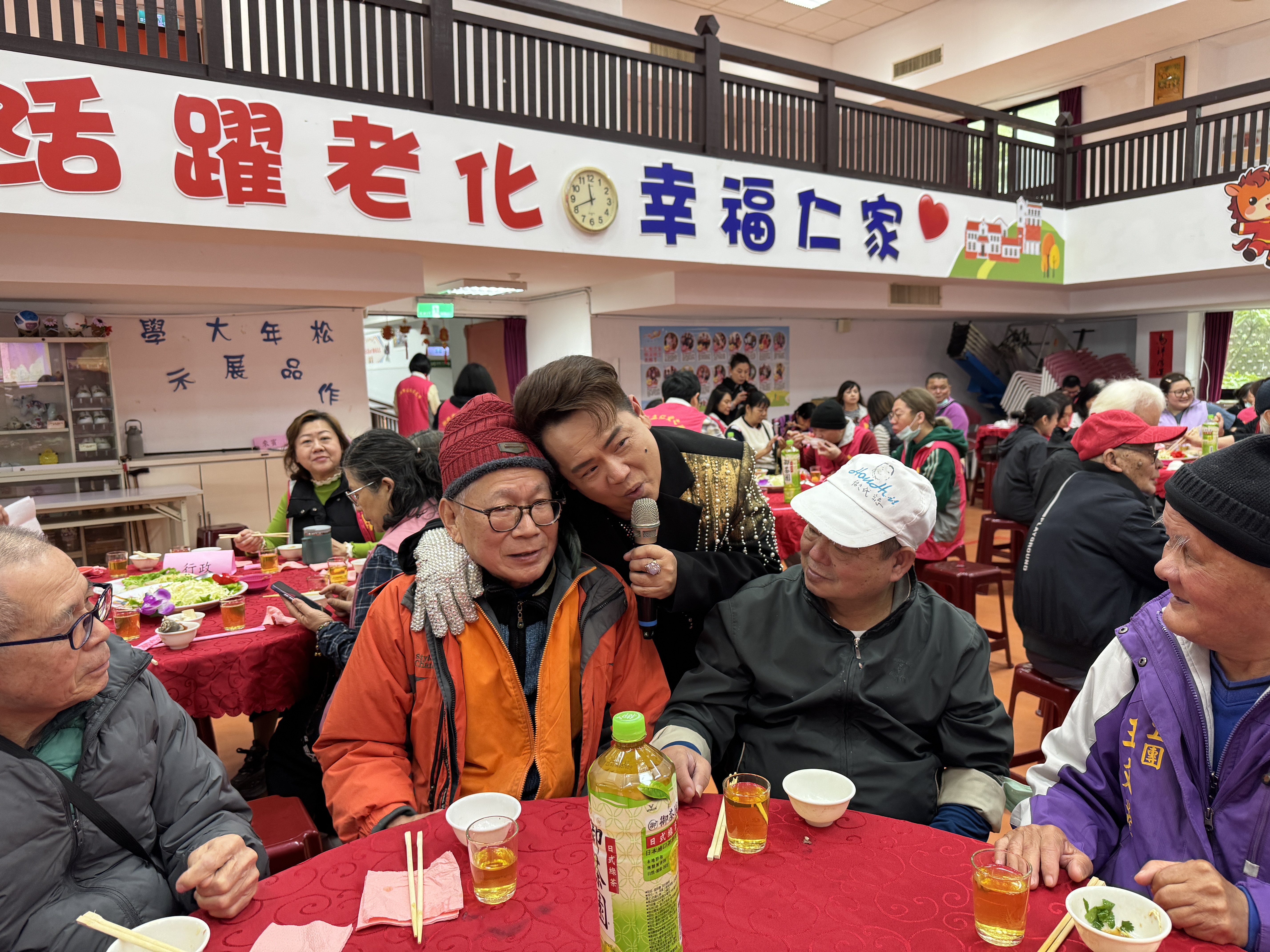 仁愛之家規劃歌手近距離互動，走入席間握手、合影及貼身獻唱，圖為歌手久登為長輩帶來歌曲演出