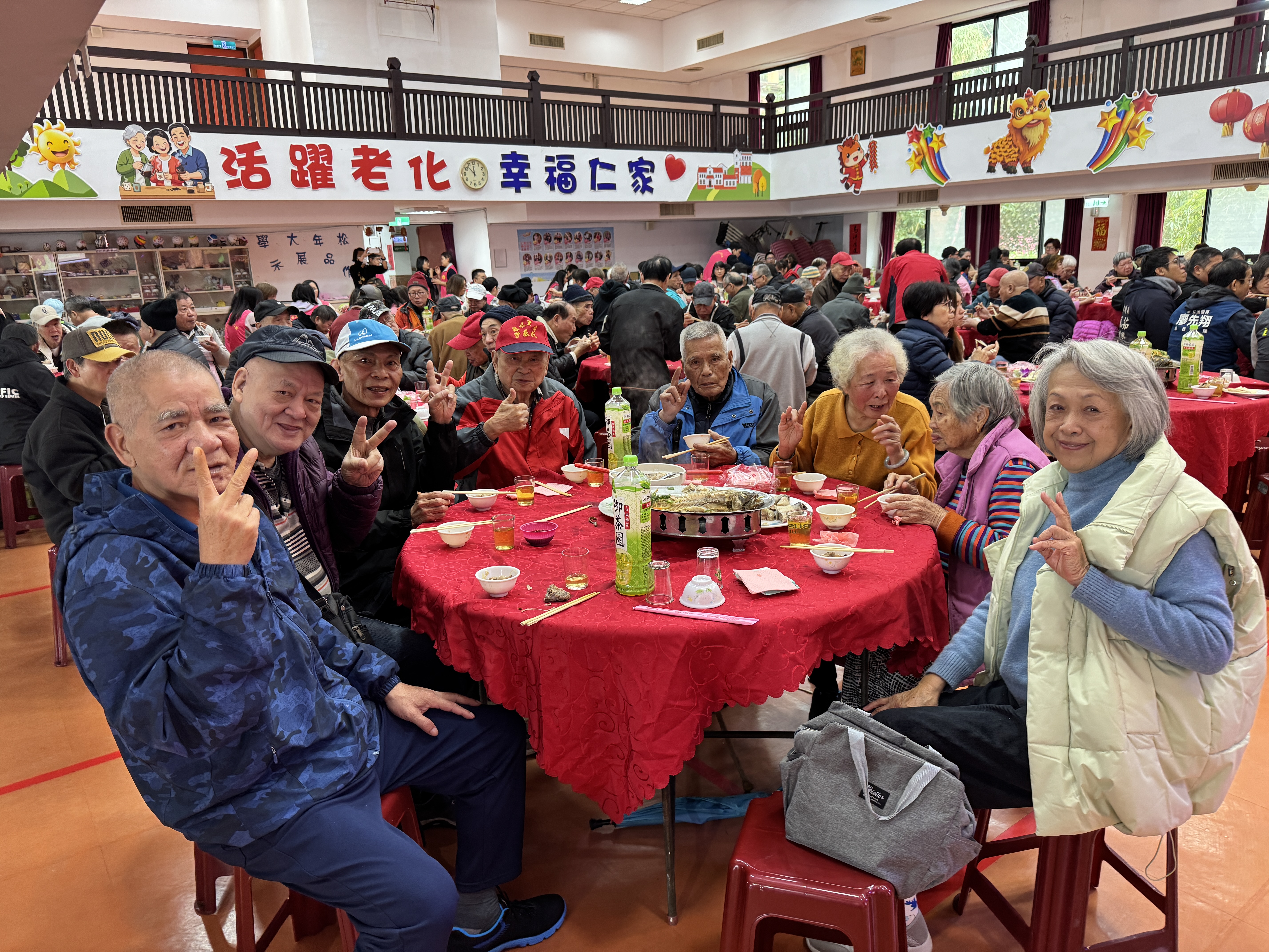 劉國川老先生(左1)開心與住民長者圍爐餐敘