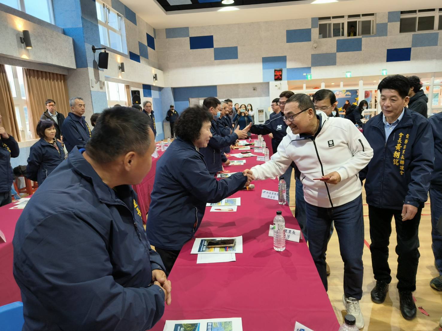 侯友宜市長向貢寮區里長熱情致意，並發放馬年福袋傳遞新春祝福。